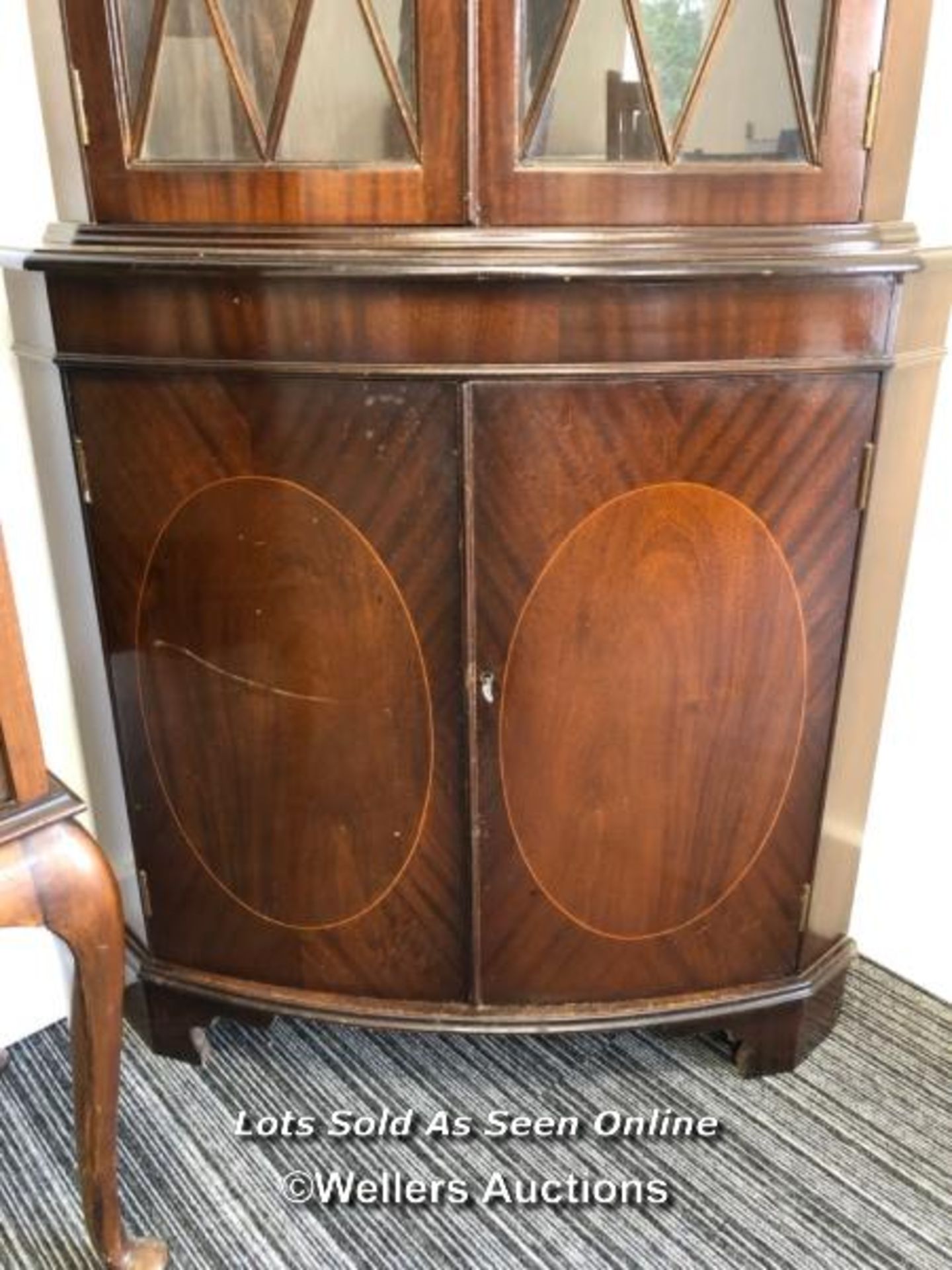 MAHOGANY CORNER DRINKS CUPBOARD, THREE INTERNAL SHELVES WITH ONE STORAGE SPACE UNDERNEATH - Bild 3 aus 3