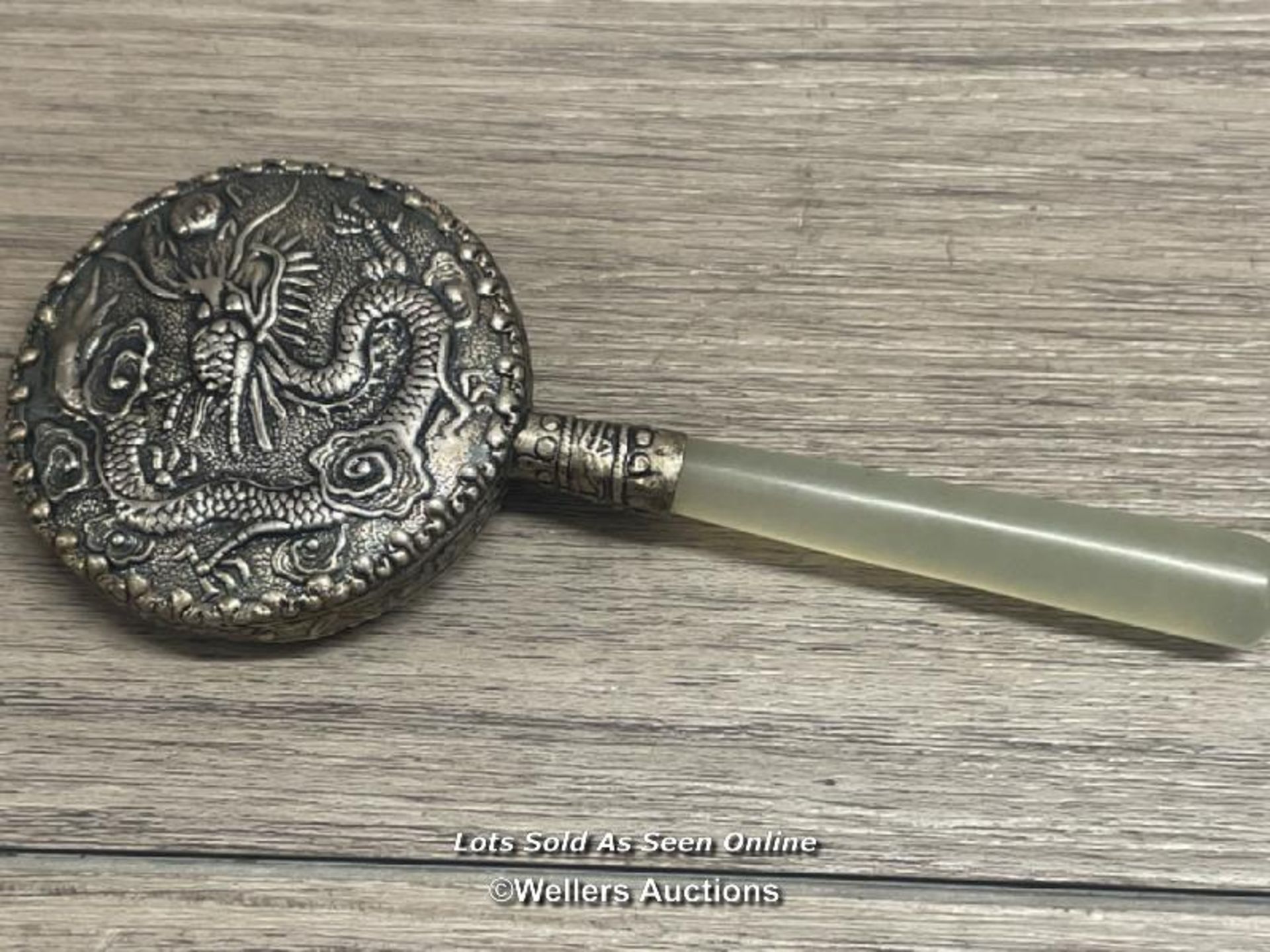 SMALL CHINESE SILVERED HAND MIRROR DECORATED WITH FLAMING DRAGON WITH ONYX HANDLE, 5CM DIAMETER - Bild 2 aus 3