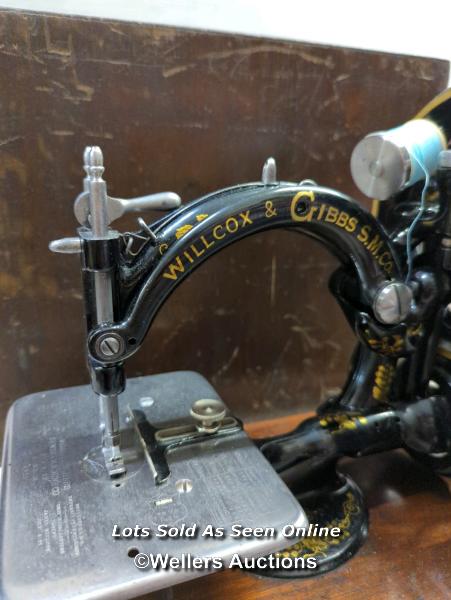 *19TH CENTURY WILLCOX & GIBBS SILENT SEWING MACHINE WITH LOCKABLE BOX / HINGE BROKEN ON TOP, - Image 3 of 9