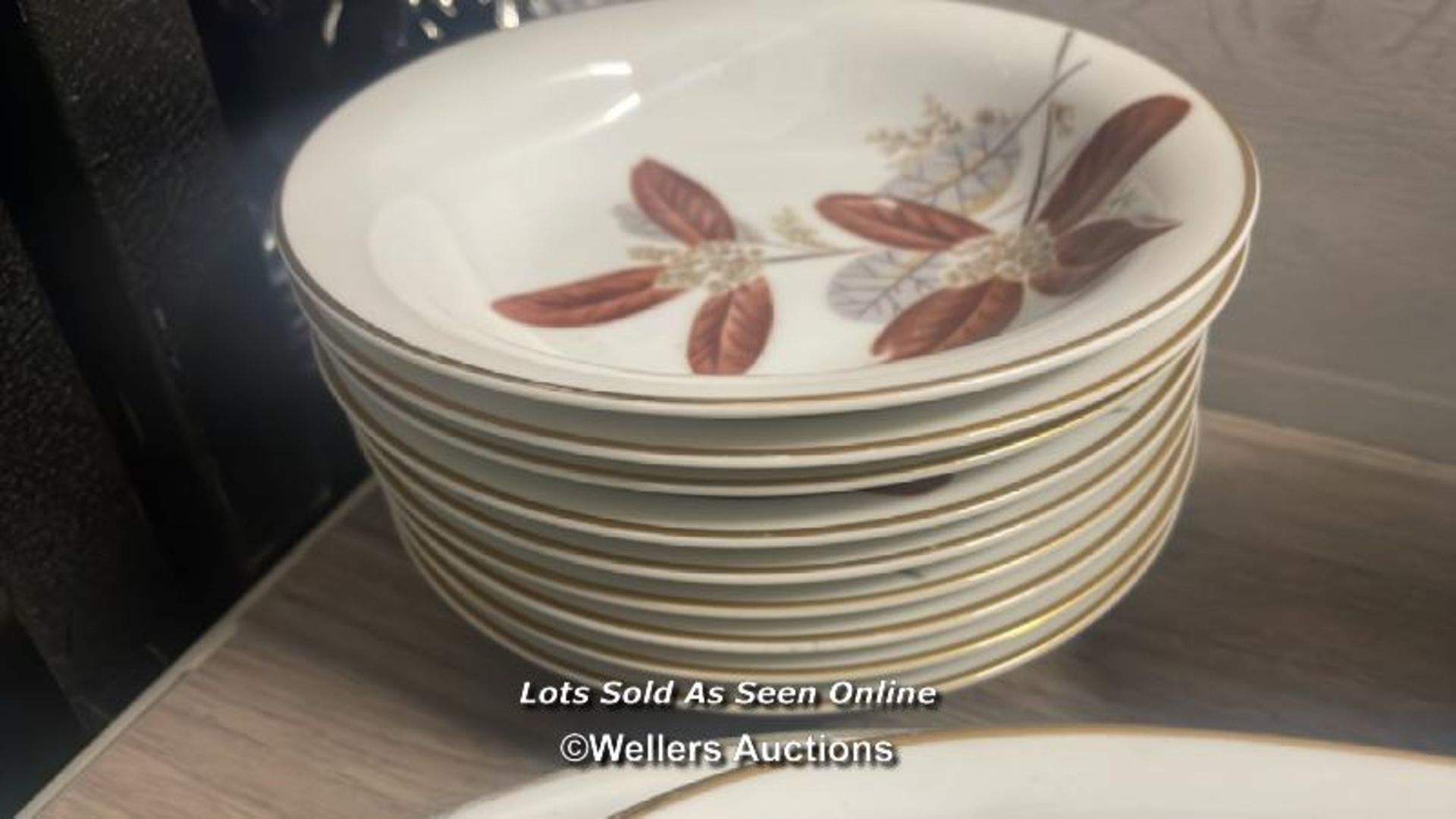 A PART NORITAKE CHINA TABLE SERVICE INCLUDING PLATES, SERVING DISHES & CUPS (62) - Image 9 of 12