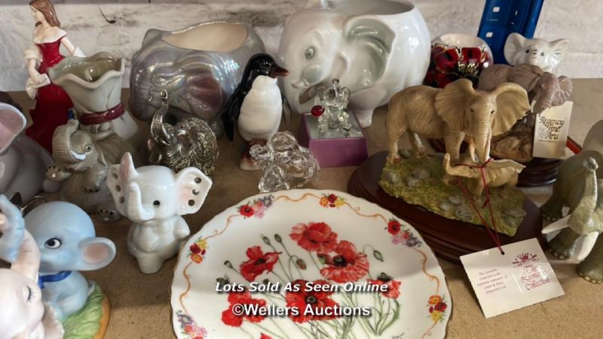 ASSORTED BRIC-A-BRAC INCLUDING MAINLY COLLECTABLE ELEPHANTS - Image 4 of 5