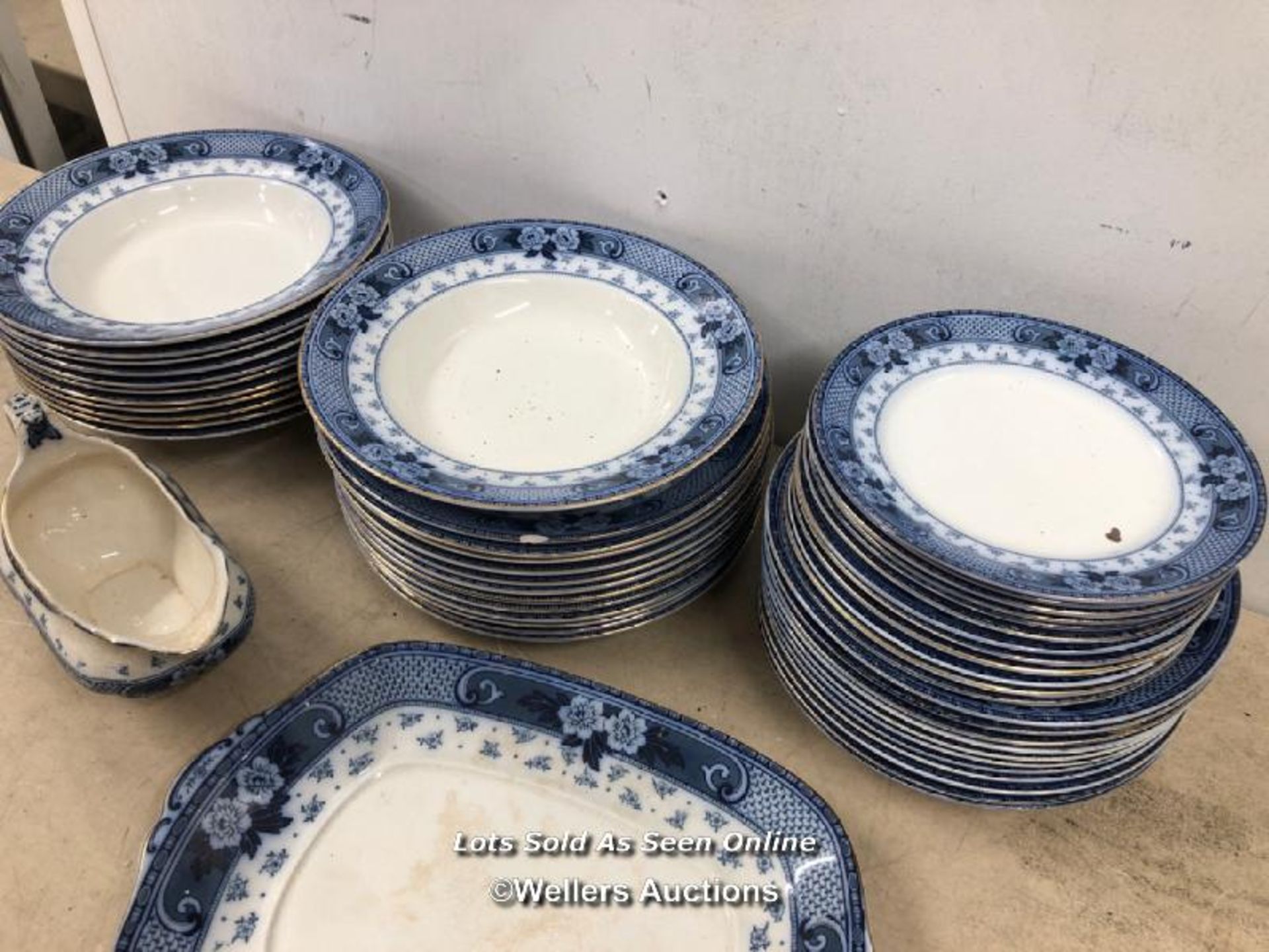 LARGE BLUE AND WHITE DINNER SERVICE BY F & SONS LTD, WEIR, BURSLEM, ENGLAND, APPROX. FIFTY FIVE - Bild 8 aus 9