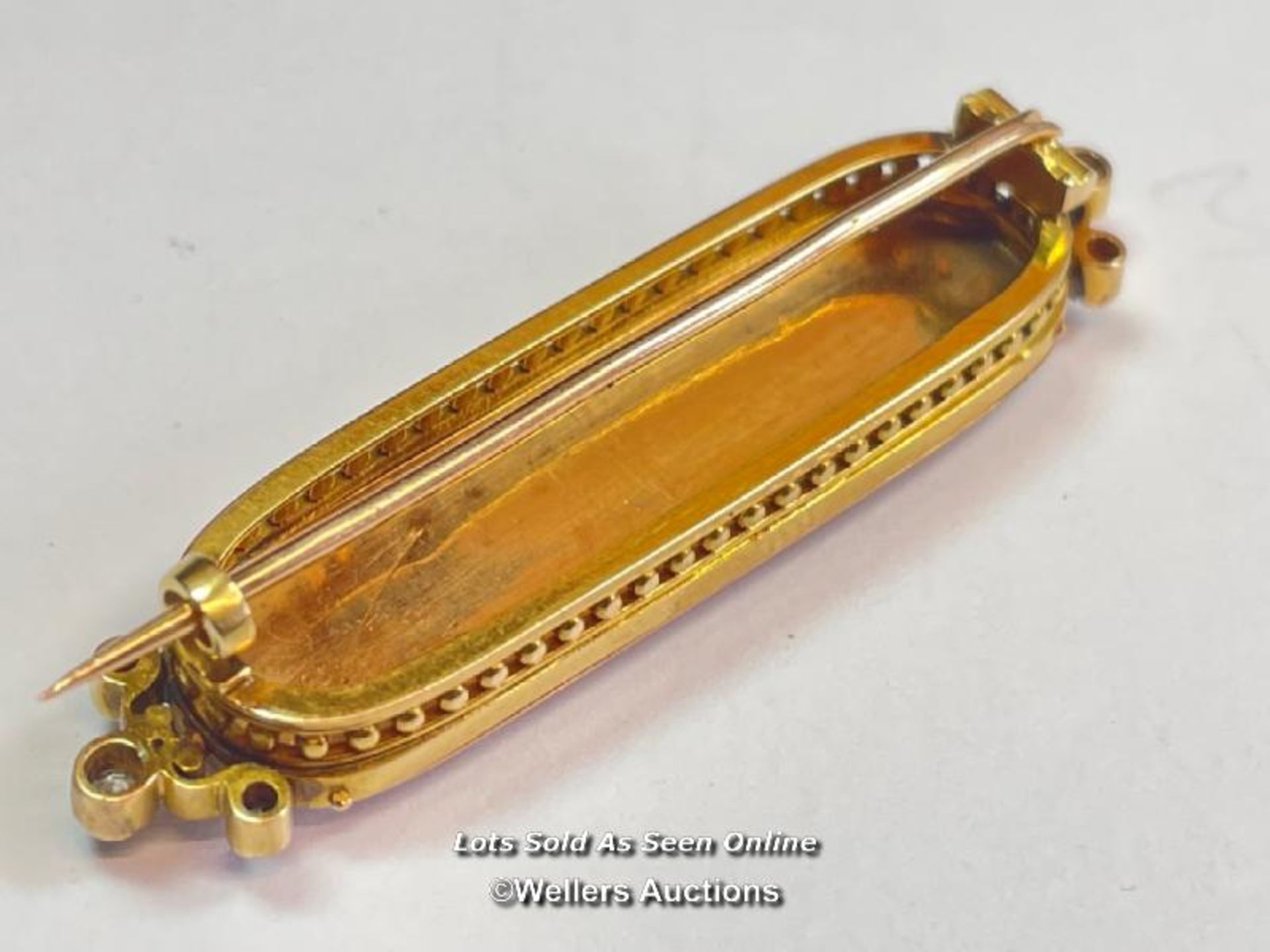 STOCK PIN / BROOCH IN YELLOW METAL WITH THREE ROWS OF SPLIT PEARLS AND ROSE CUT DIAMOND - Image 5 of 5