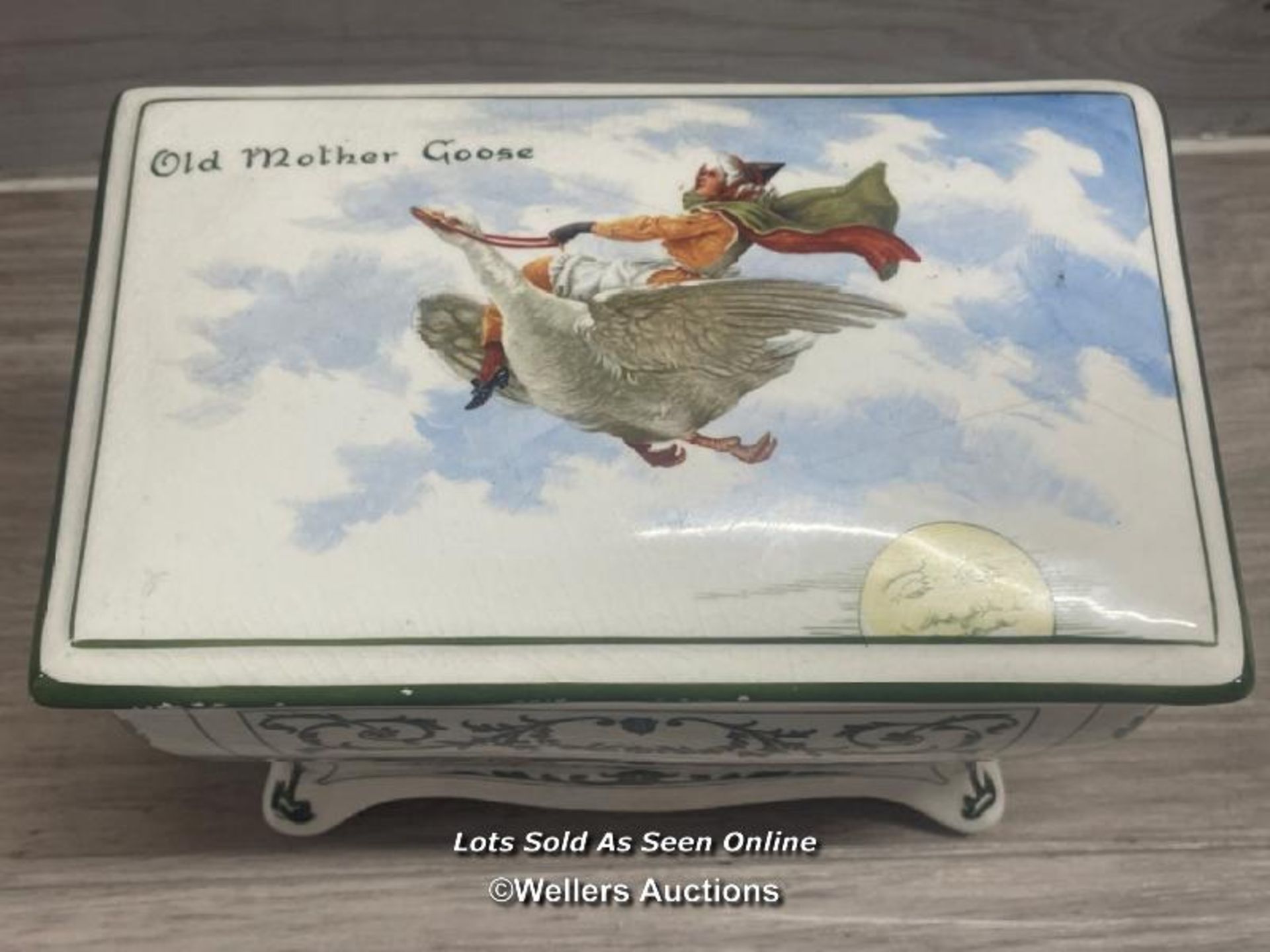 ROYAL DOULTON "OLD MOTHER GOOSE" TRINKET BOX WITH LID, THE LID IS DAMAGED AND THE MISSING PIECE IS - Image 2 of 7