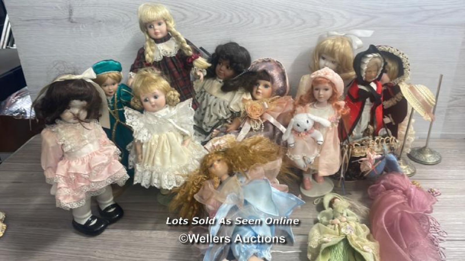 QUANTITY OF ASSORTED DOLLS MAINLY PORCALAIN