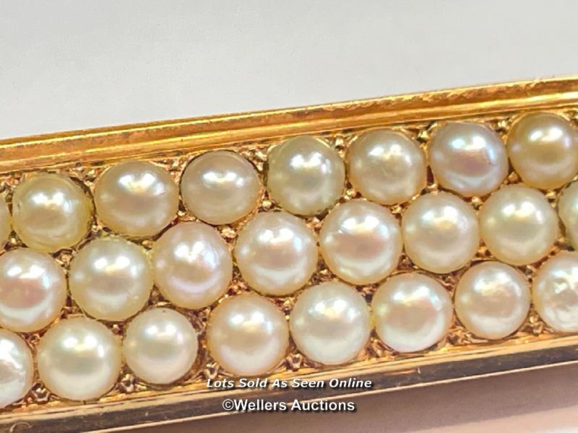 STOCK PIN / BROOCH IN YELLOW METAL WITH THREE ROWS OF SPLIT PEARLS AND ROSE CUT DIAMOND - Image 2 of 5