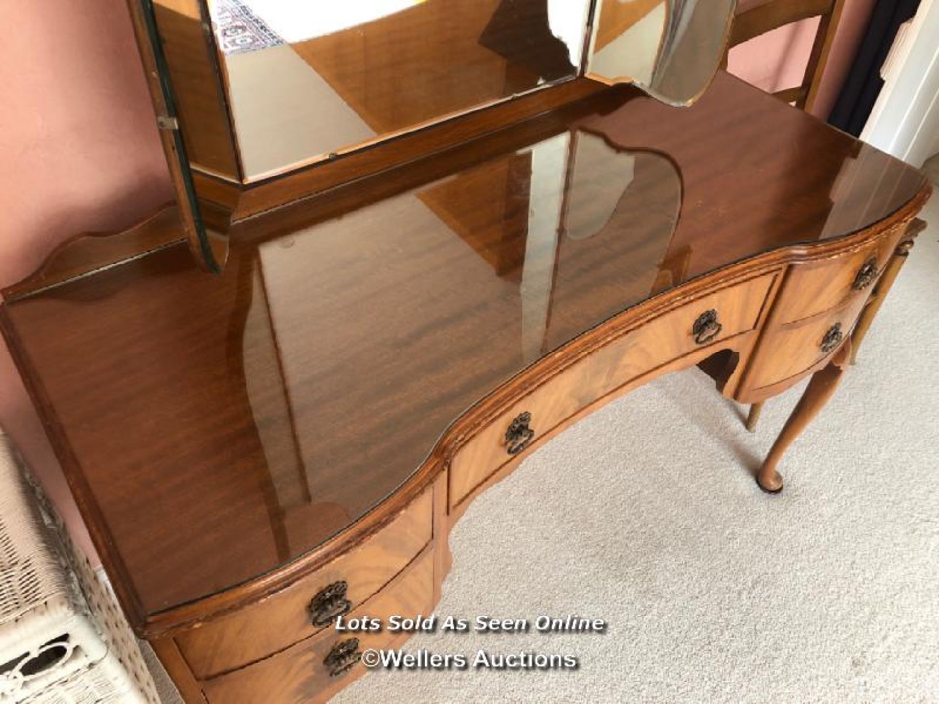 ANTIQUE FIVE DRAWER DRESSING TABLE WITH GLASS TOP AND FOLDING MIRROR, 117 X 78 X 50CM, MADE BY THE - Image 3 of 4