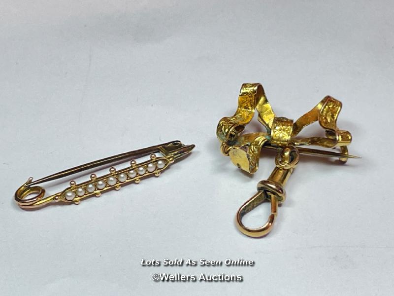 BOW BROOCH IN YELLOW METAL WITH 9CT GOLD SWIVEL CLASP AND A SPLIT PEARL STOCK PIN BROOCH (2)