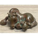 BRONZE LYING HORSE, INDISTICT MARKS TO THE BASE, 4CM HIGH
