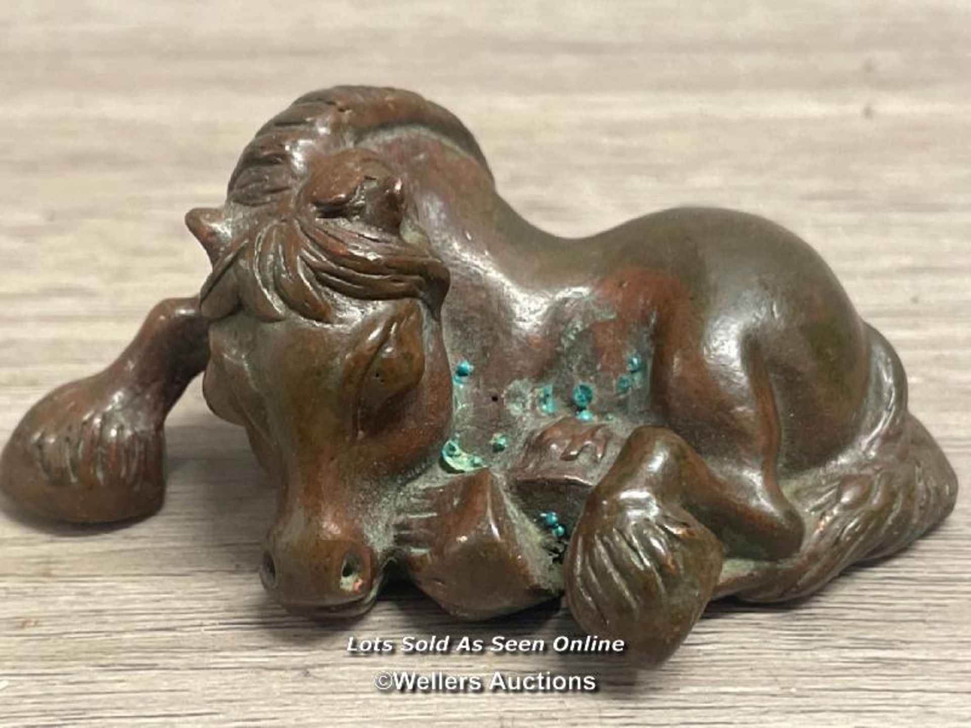 BRONZE LYING HORSE, INDISTICT MARKS TO THE BASE, 4CM HIGH