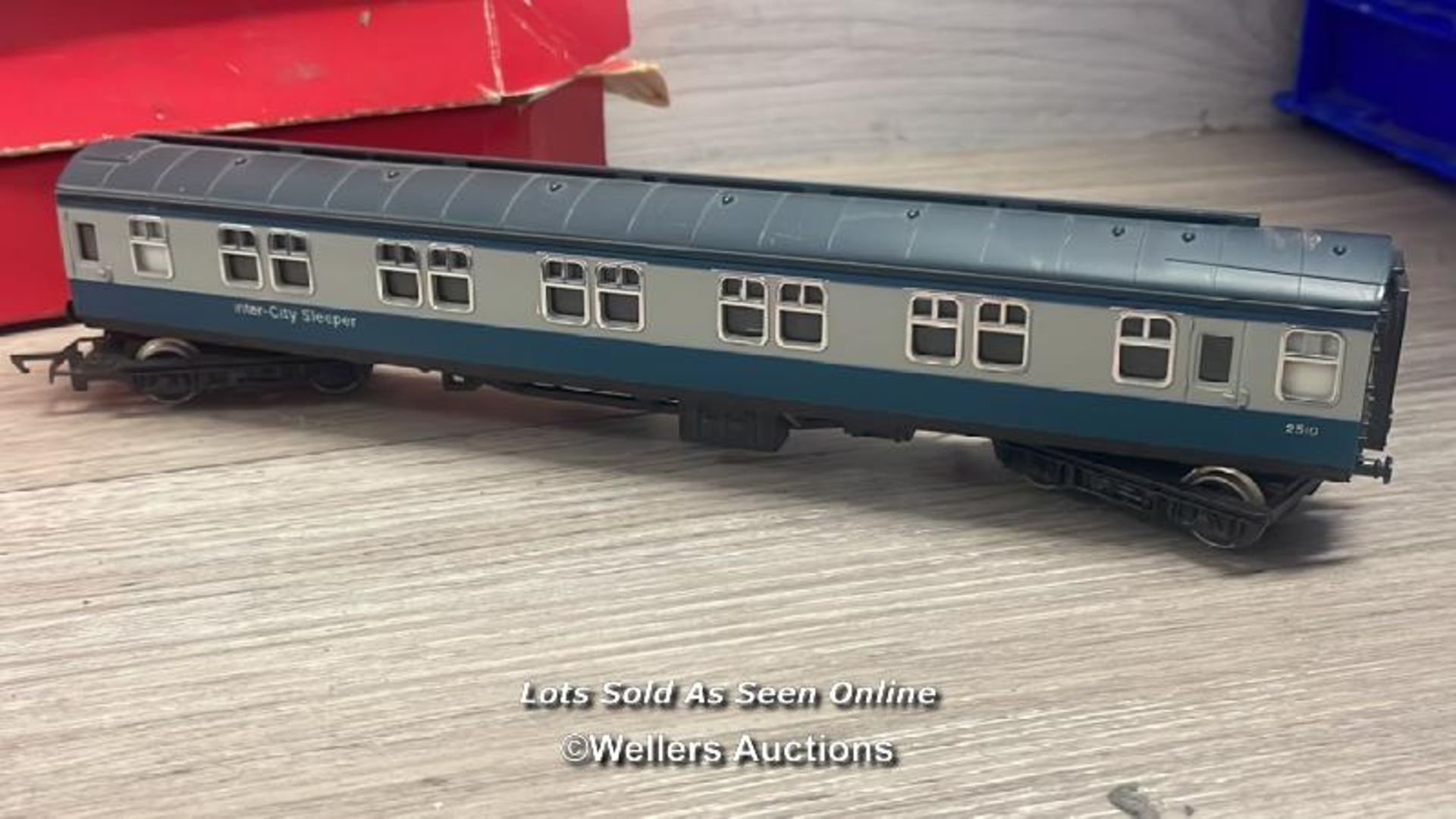 THREE HORNBY 00 GAUGE SCALE MODEL TRAIN COACHES - Image 5 of 6