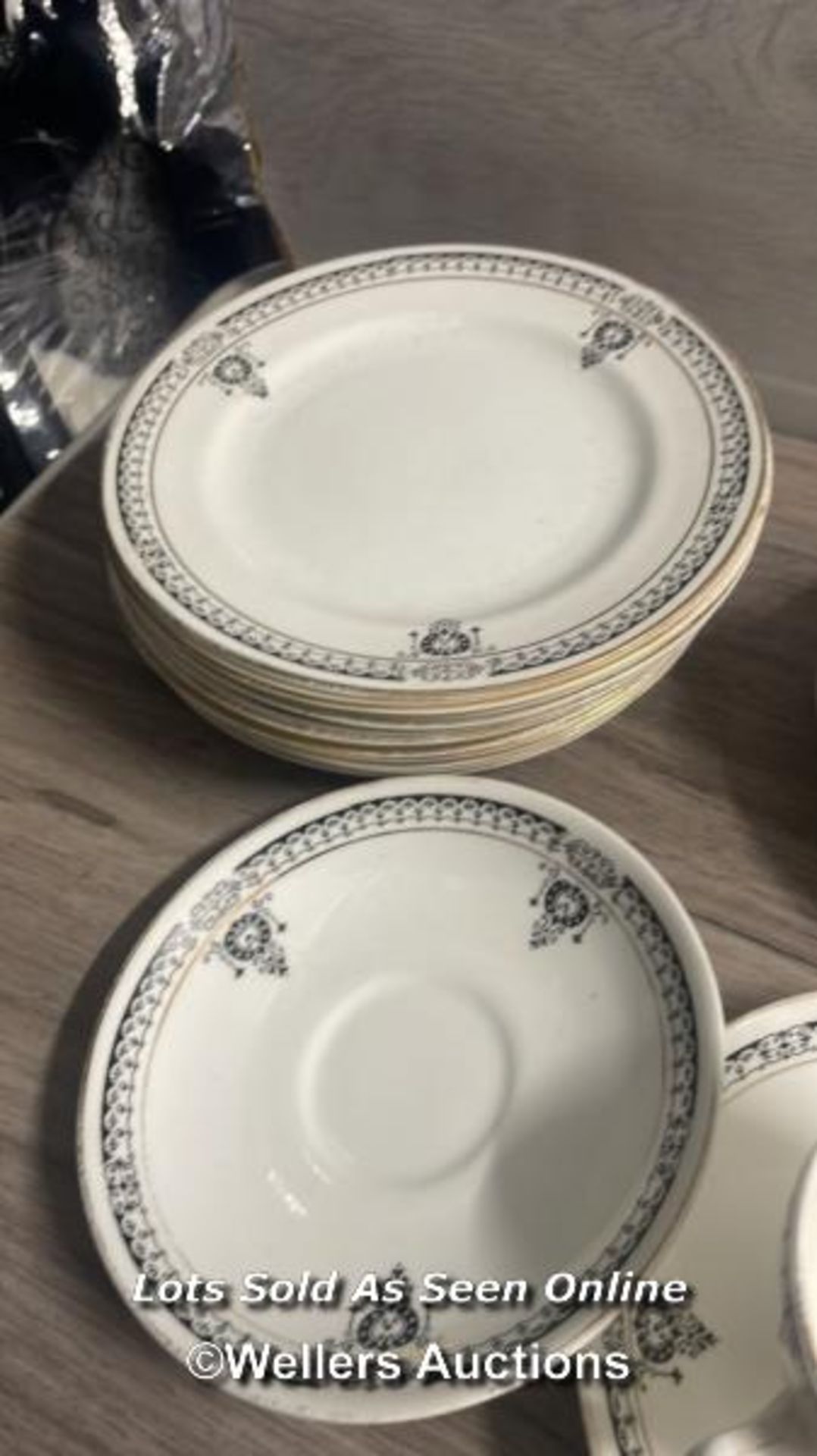TWO PART TEA SERVICE INCLUDING DIAMOND CHINA AND PARAGON WITH ROYAL WORCESTER "PADU" SIDE PLATES ( - Bild 4 aus 9