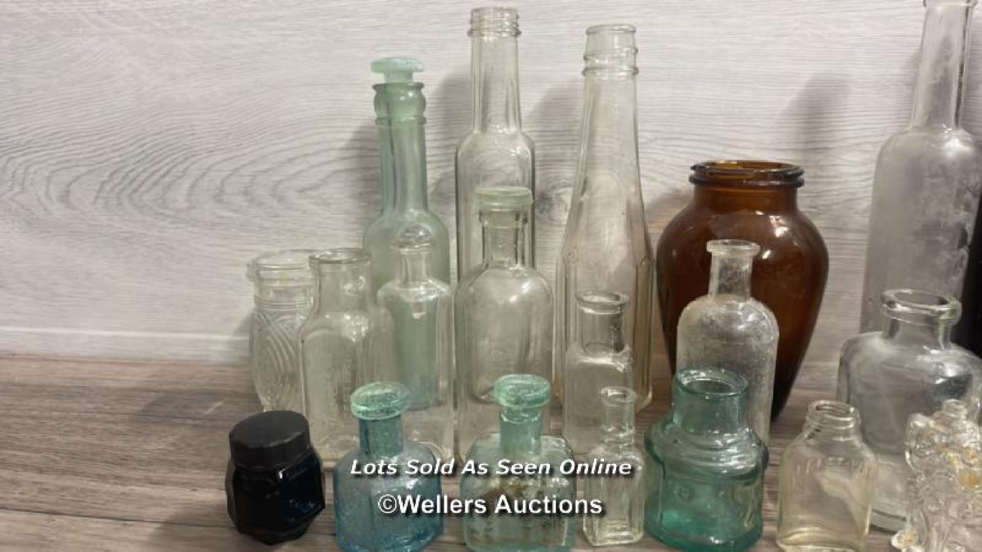 ASSORTED VINATGE GLASSWARE INCLUDING APOCATHARY BOTTLES, DRINKS BOTTLES AND JARS - Image 5 of 5