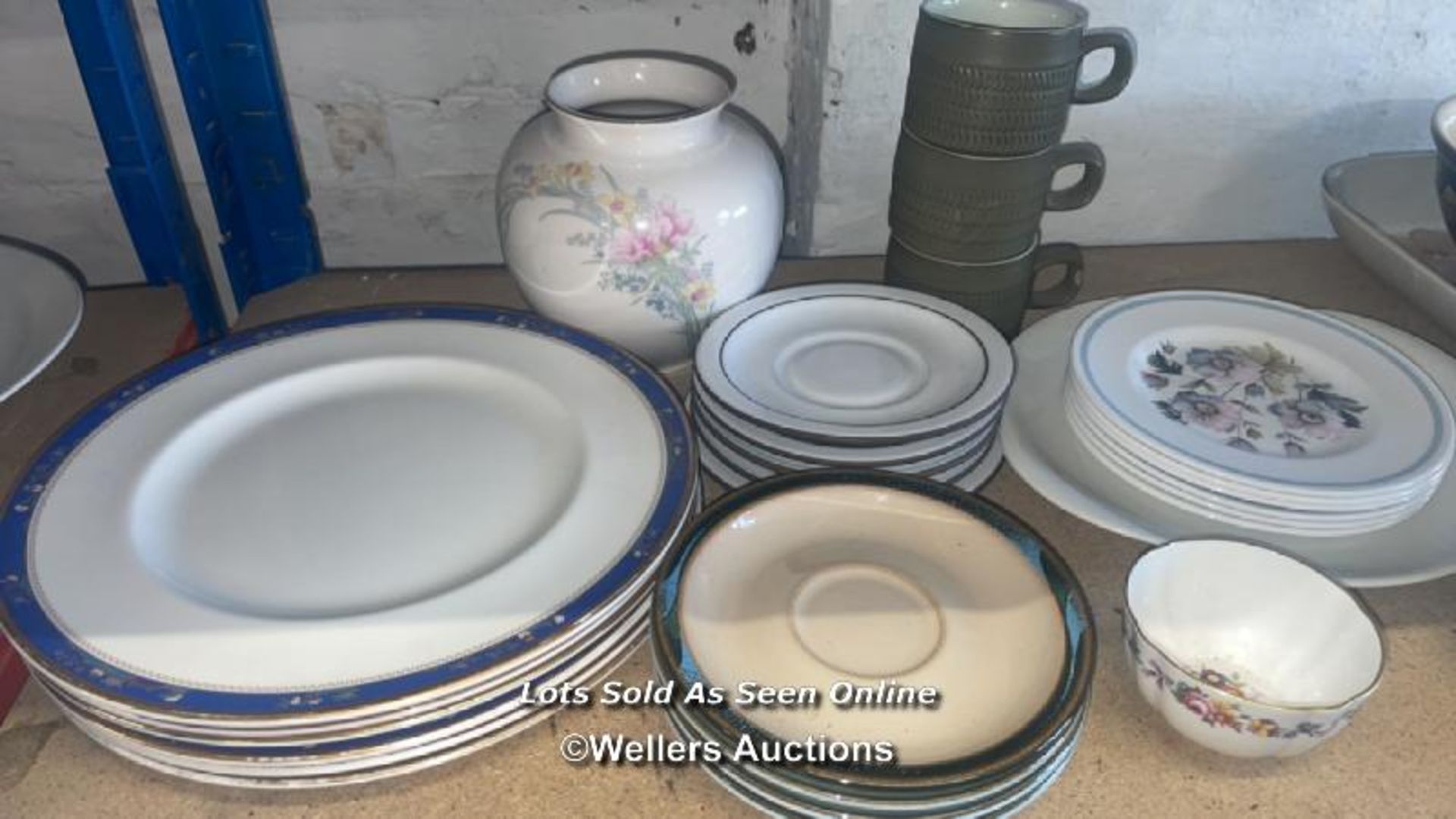 LARGE ASSORTMENT OF TABLEWARE INCLUDING DENBY STONEWARE, ROYAL DOULTON AND STUDIO POTTERY PLATE - Image 4 of 7