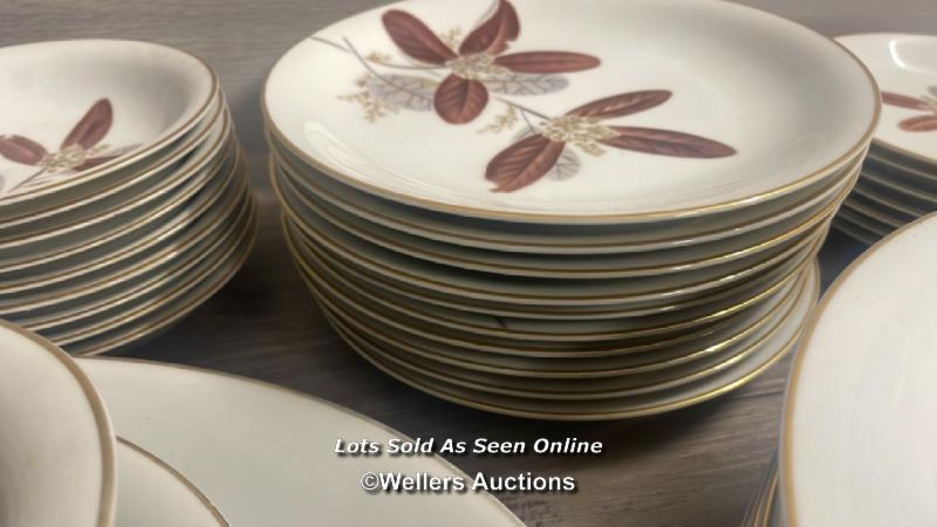 A PART NORITAKE CHINA TABLE SERVICE INCLUDING PLATES, SERVING DISHES & CUPS (62) - Image 7 of 12