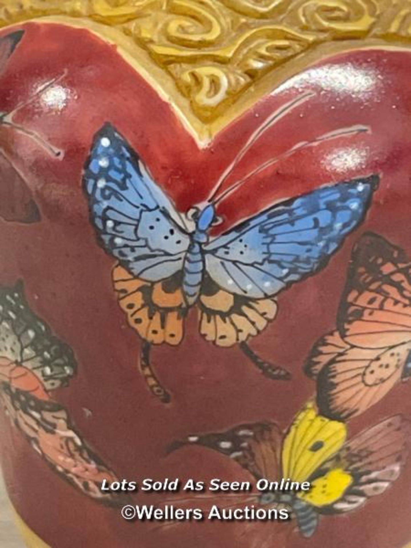 CHINESE SNUFF BOTTLE DECORATED WITH BUTTERFLIES, 9.5CM HIGH - Bild 2 aus 5