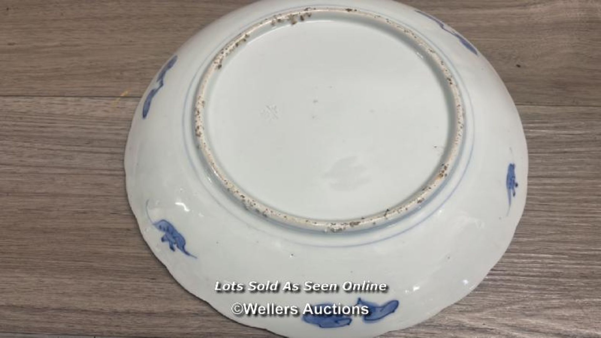 CHINESE PLATE DECORATED WITH FLOWERS, MAKERS MARK TO THE BASE, 30CM DIAMETER, VERY GOOD CONDITION - Image 3 of 4