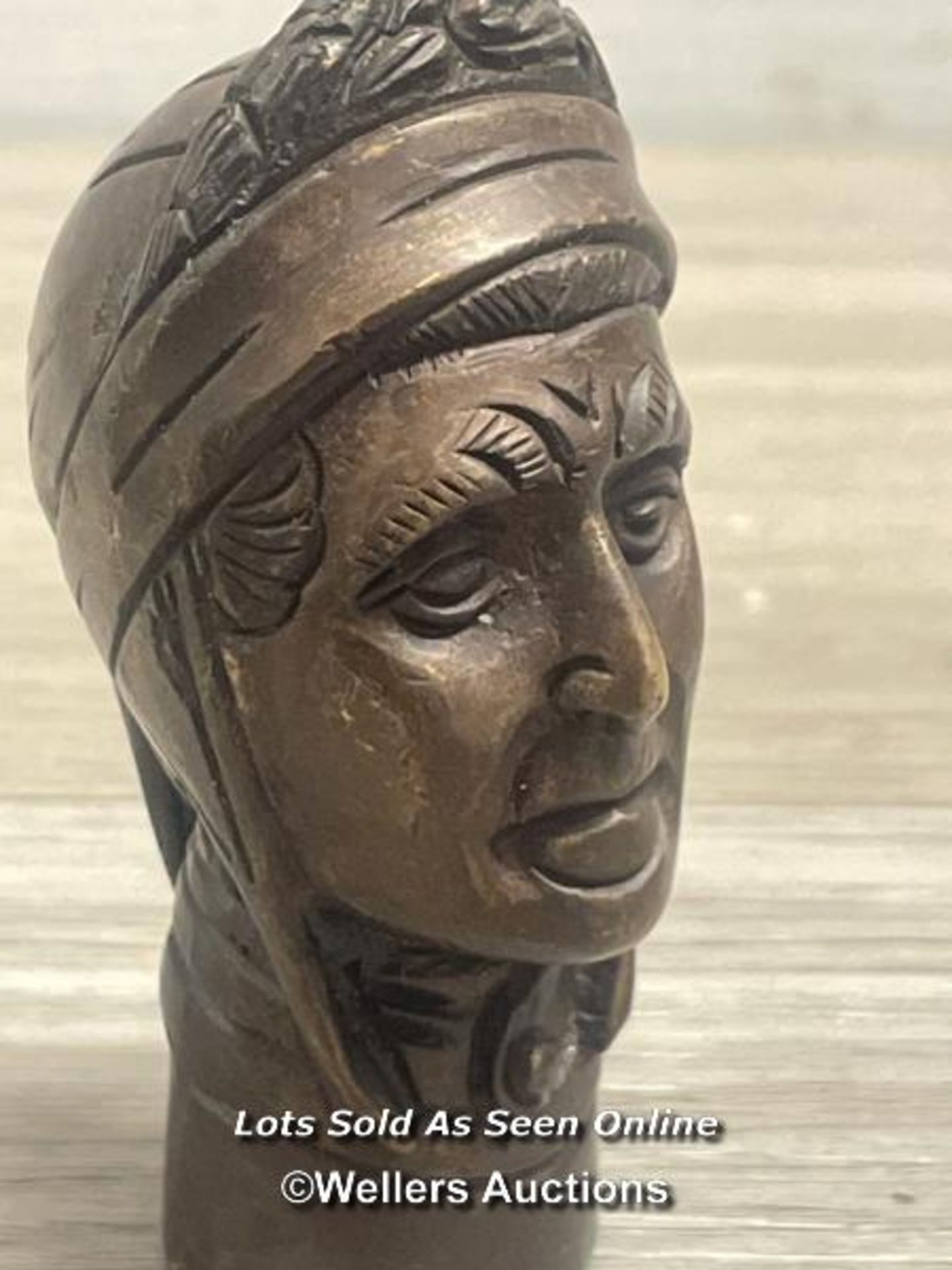 BRONZE STICK HANDLE IN THE FORM OF A NATIVE AMERICAN, 8CM HIGH - Image 2 of 2