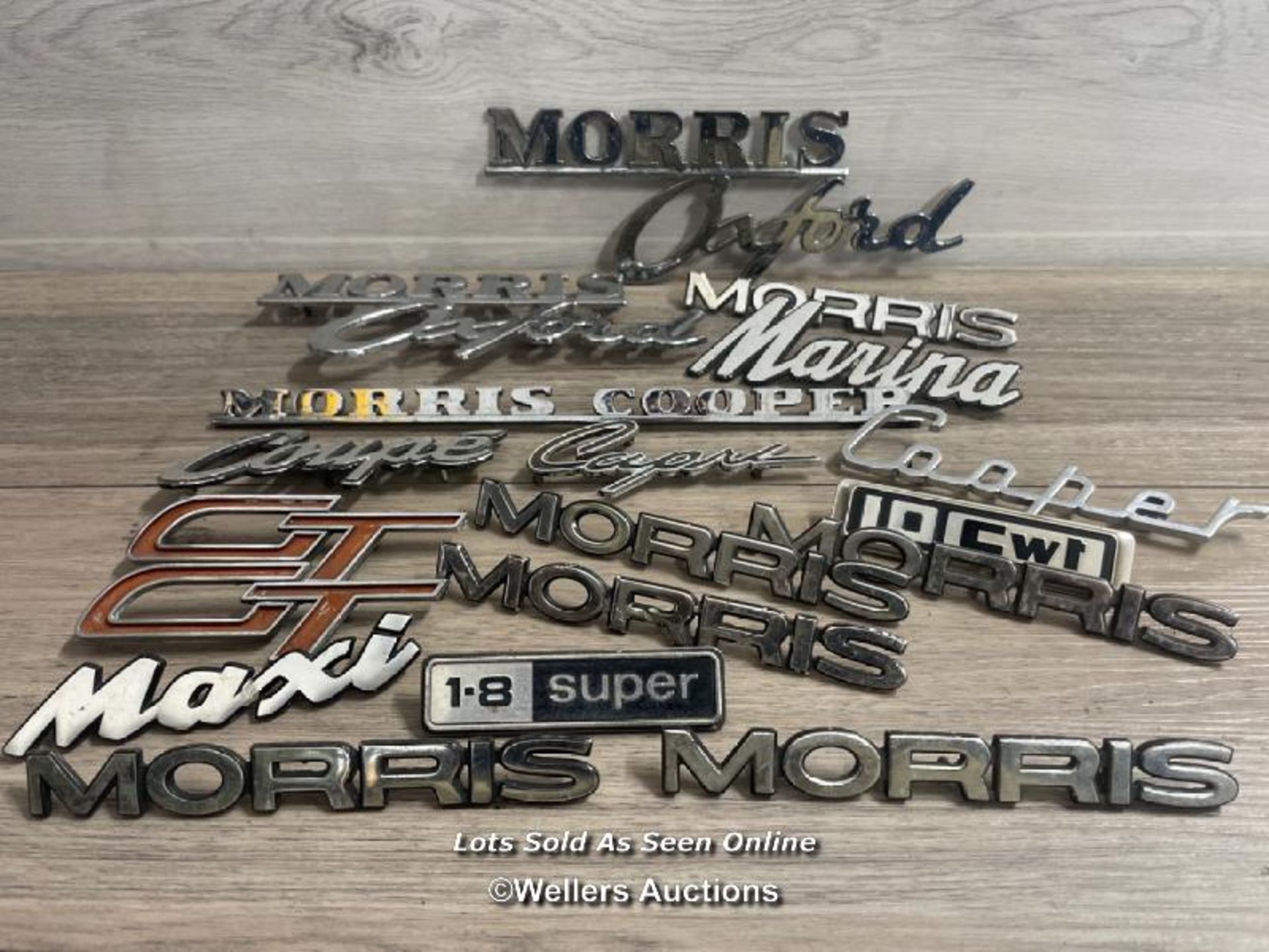 VINTAGE AUTOMOTIVE - COLLECTION OF CAR NAME BADGES INCLUDING MAINLY MORRIS