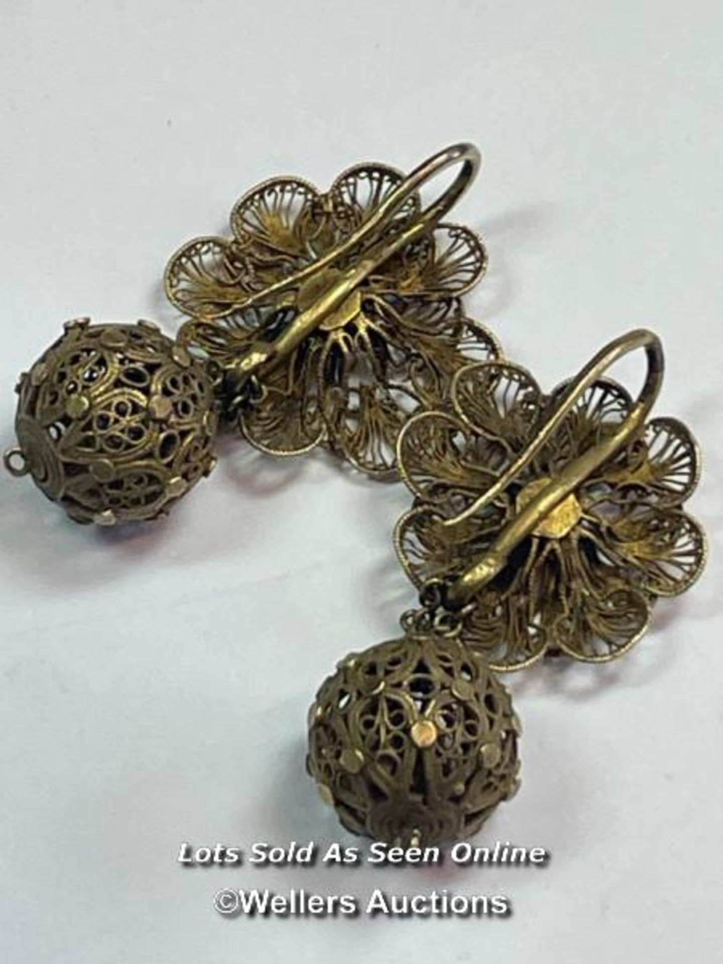 FILIGREE DROP EARINGS WITH HOOK MOUNTING IN YELLOW METAL - Image 3 of 3