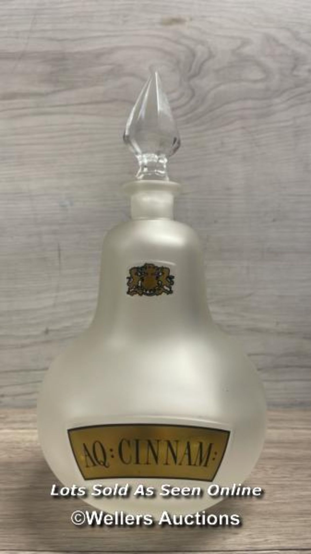 A RARE ROYAL PHARMACEUTICAL SOCIETY APOTHECARY BOTTLE, C1970S / 80'S, IN WHITE FROSTED GLASS WITH