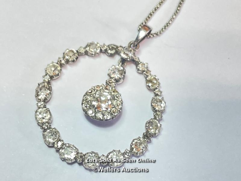 OLD CUT DIAMOND PENDANT IN WHTE METAL COMPRISING A CIRCLE OF DIAMONDS AND CLUSTER OF DIAMONDS