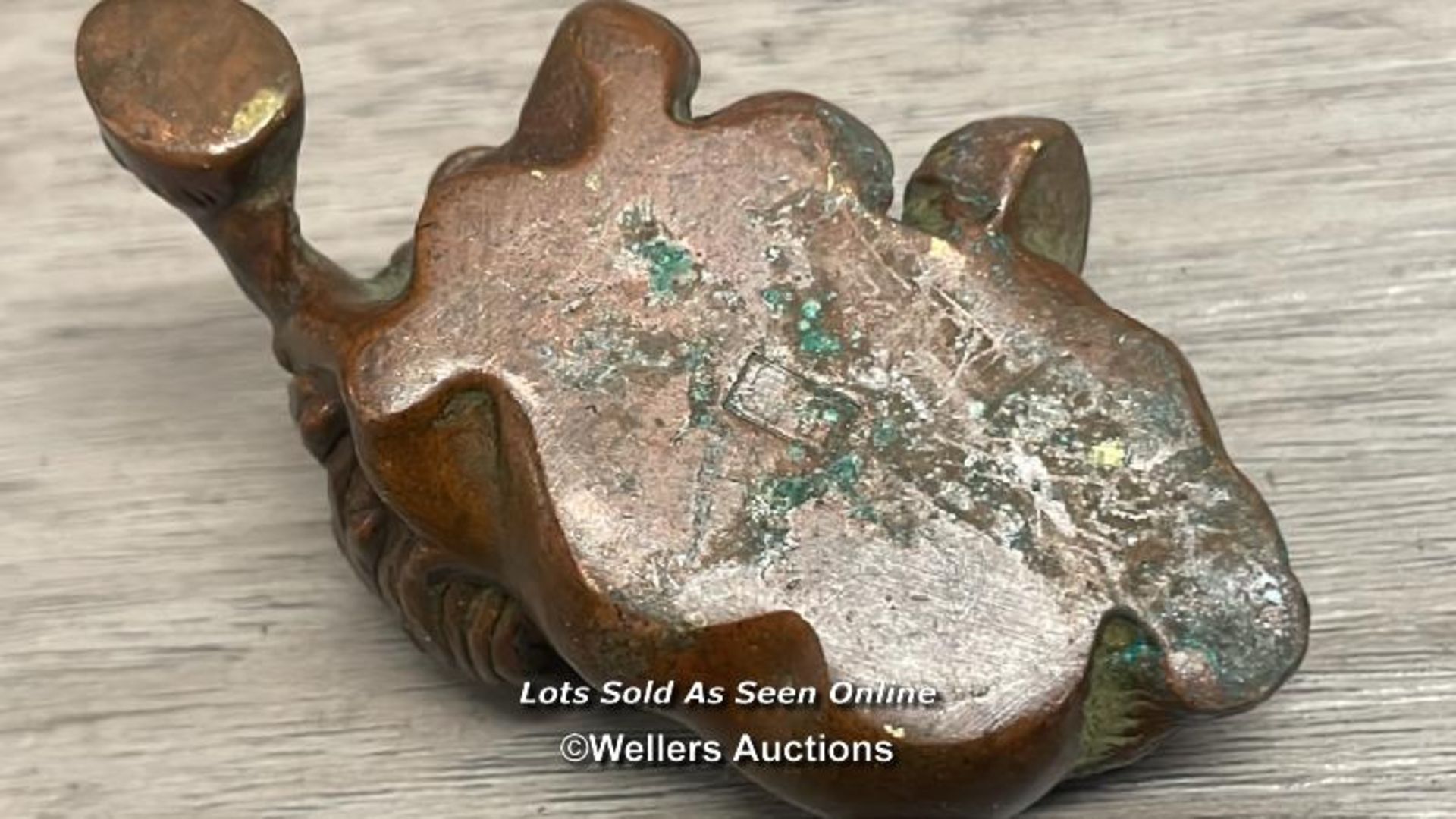 BRONZE LYING HORSE, INDISTICT MARKS TO THE BASE, 4CM HIGH - Bild 3 aus 3