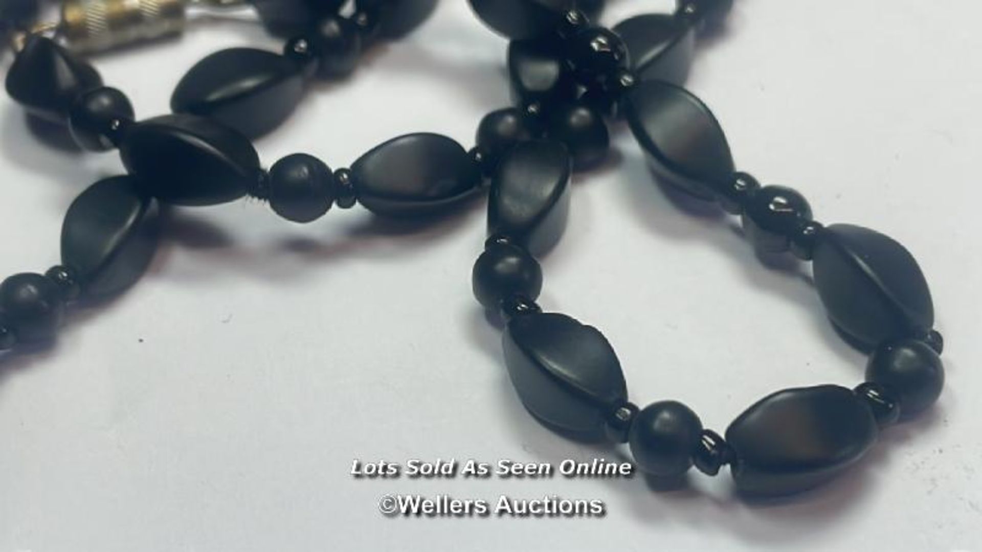 *TWO JET BLACK BEAD NECKLACES, LENTHS 48CM AND 29CM - Bild 4 aus 5