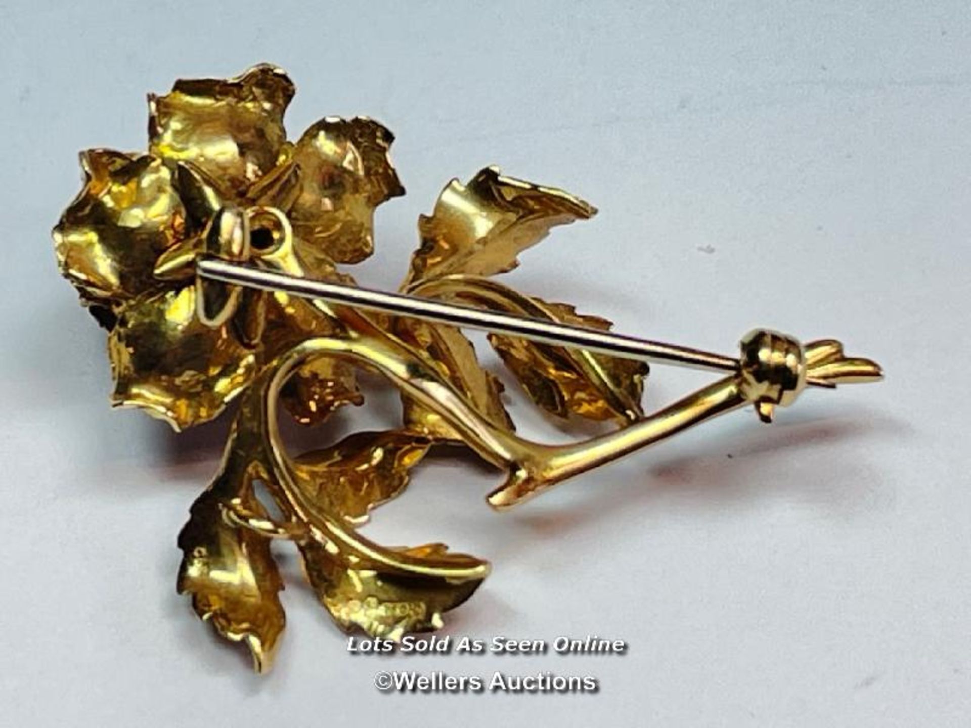 BROOCH IN THE FORM OF A ROSE WITH DIAMOND HIGHLIGHT, HALLMARKED 18CT GOLD, DEAKIN & FRANCIS, 10G - Image 3 of 5