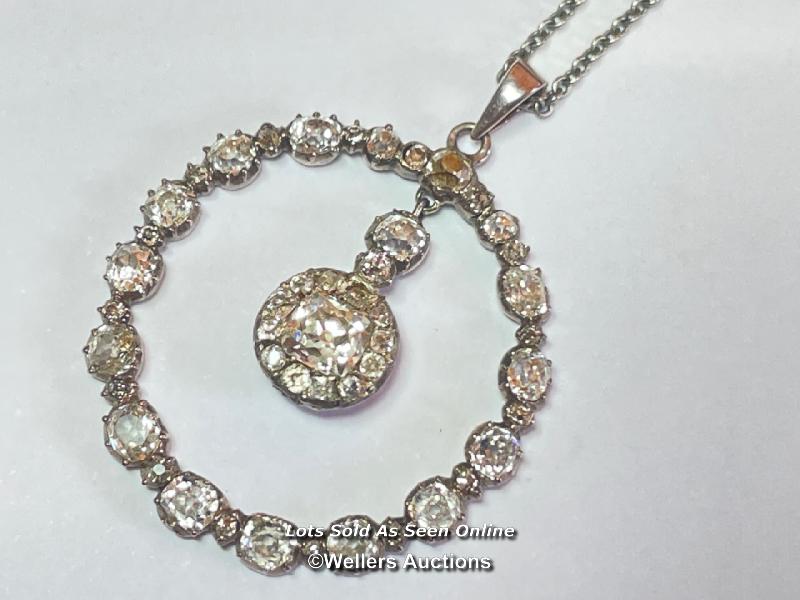 OLD CUT DIAMOND PENDANT IN WHTE METAL COMPRISING A CIRCLE OF DIAMONDS AND CLUSTER OF DIAMONDS