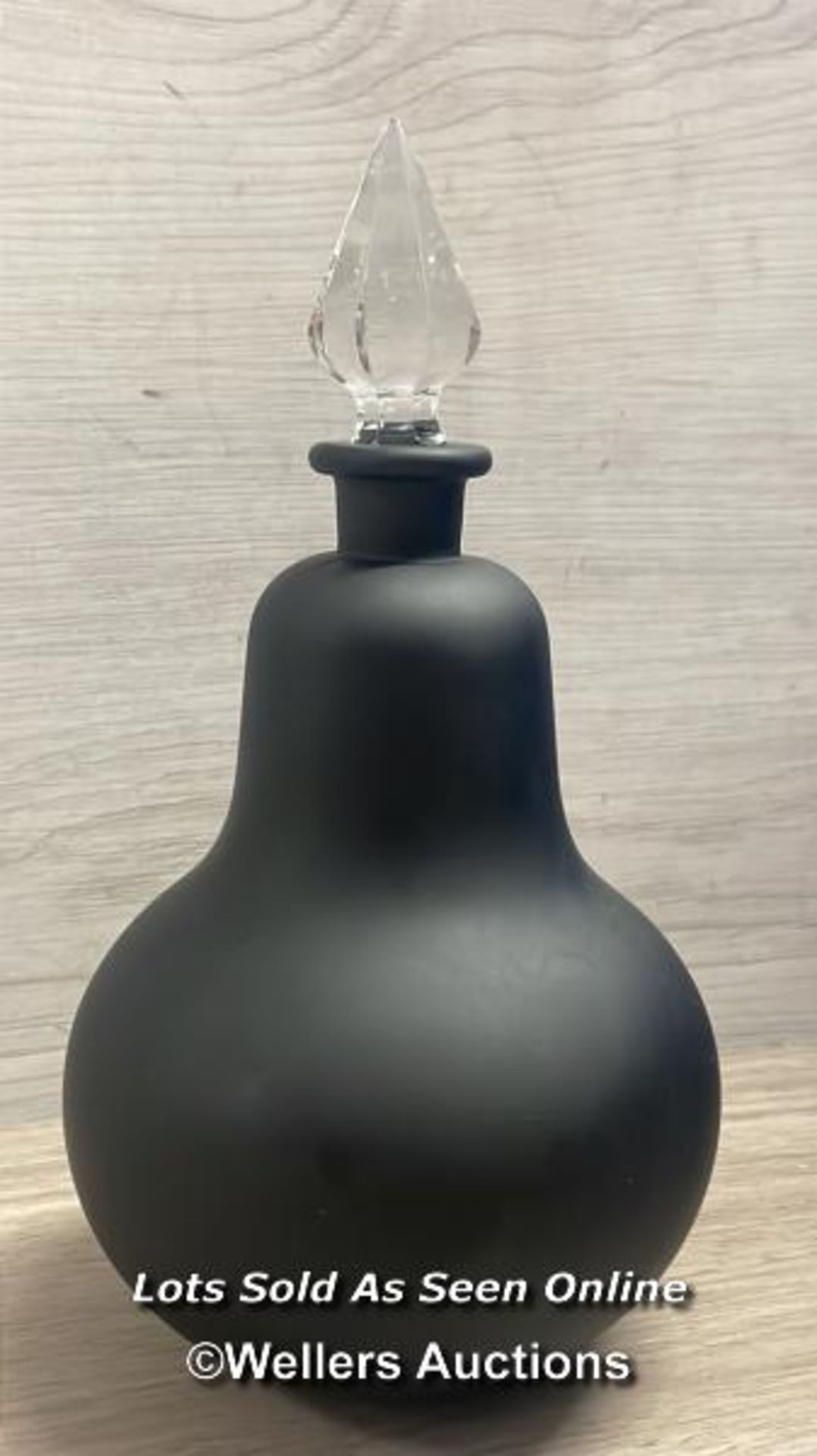 A RARE ROYAL PHARMACEUTICAL SOCIETY APOTHECARY BOTTLE, C1970S / 80'S, IN BLACK FROSTED GLASS WITH - Bild 6 aus 6