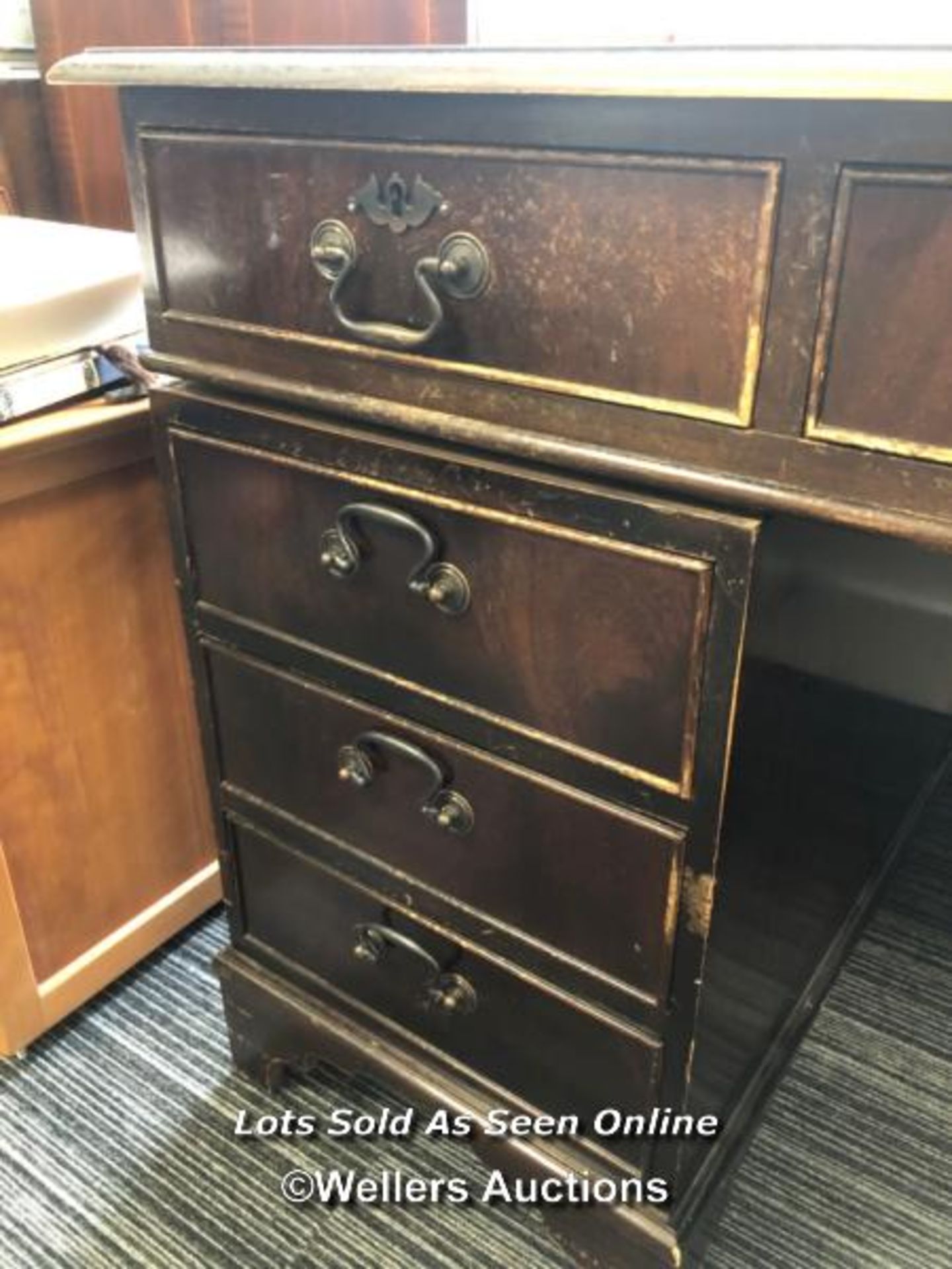 MAHOGANY PARTNERS DESK WITH GREEN LEATHER TOP, ONE CENTRAL DRAW FLANKED BY EIGHT SMALLER, LEATHER - Bild 4 aus 4