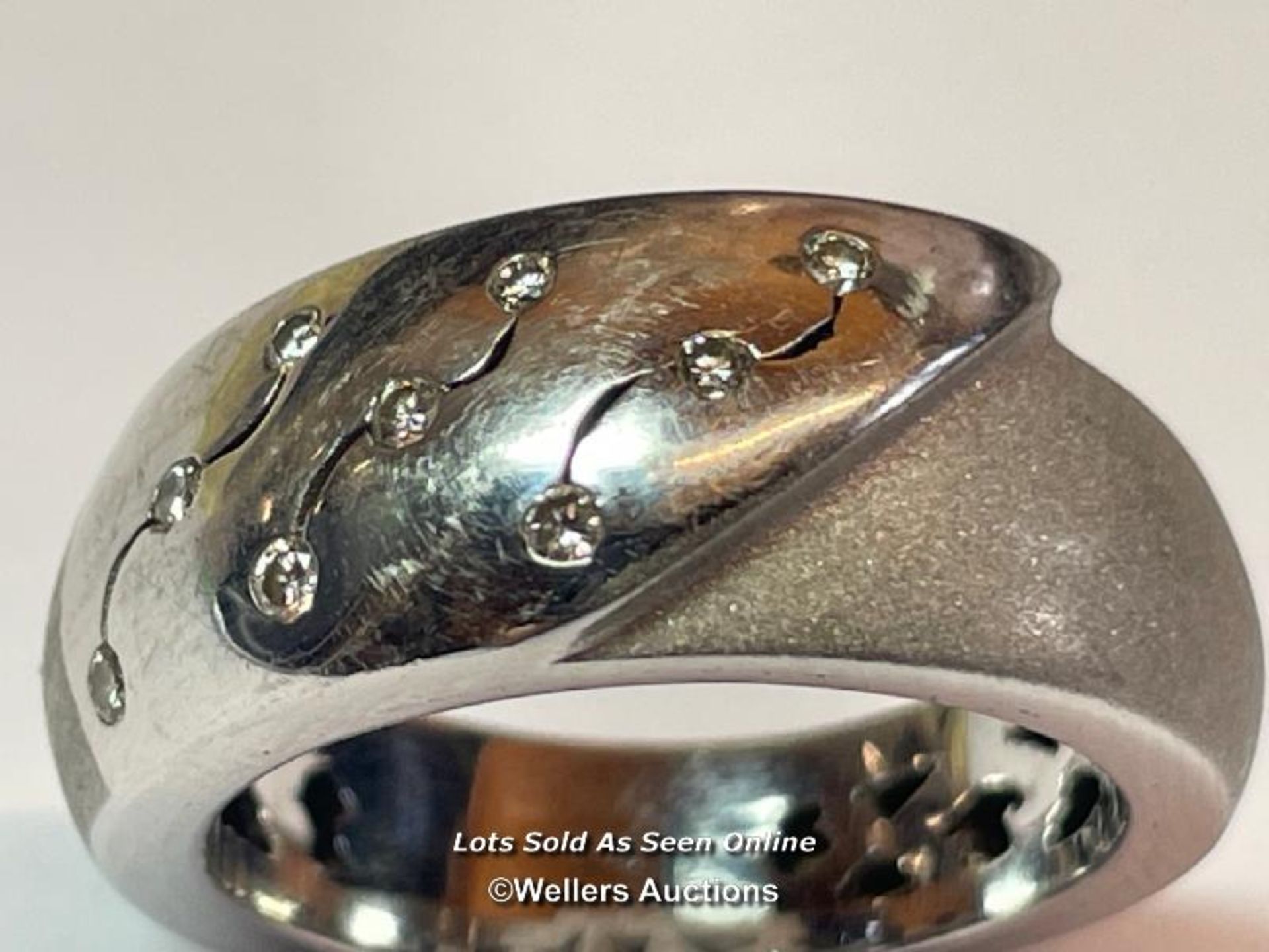 WHITE GOLD RING SET WITH NINE DIAMOND ACCENTS, PART POLISHED PART MATT FINISHED, STAMPED 750, RING - Image 5 of 7