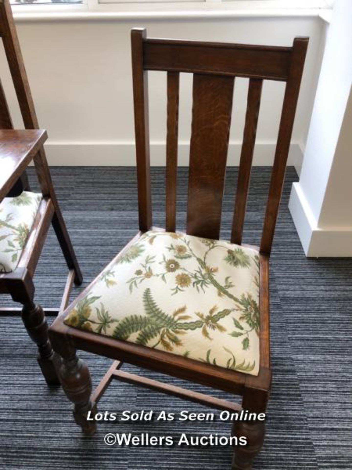 OAK EXTENDING DINING TABLE WITH EIGHT CHAIRS / COLLECTION LOCATION: GODALMING (GU6) - Image 2 of 5