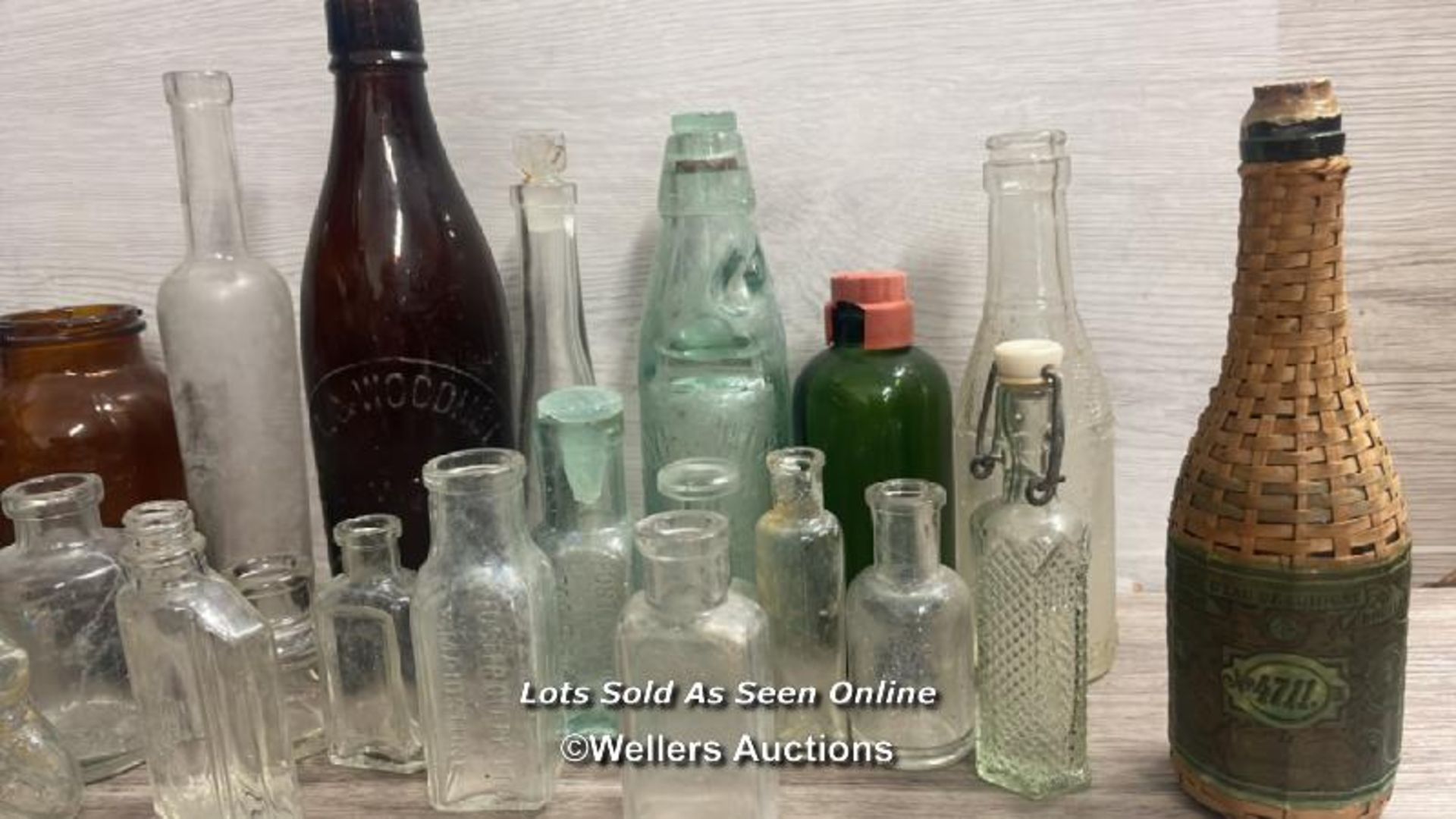 ASSORTED VINATGE GLASSWARE INCLUDING APOCATHARY BOTTLES, DRINKS BOTTLES AND JARS - Image 4 of 5