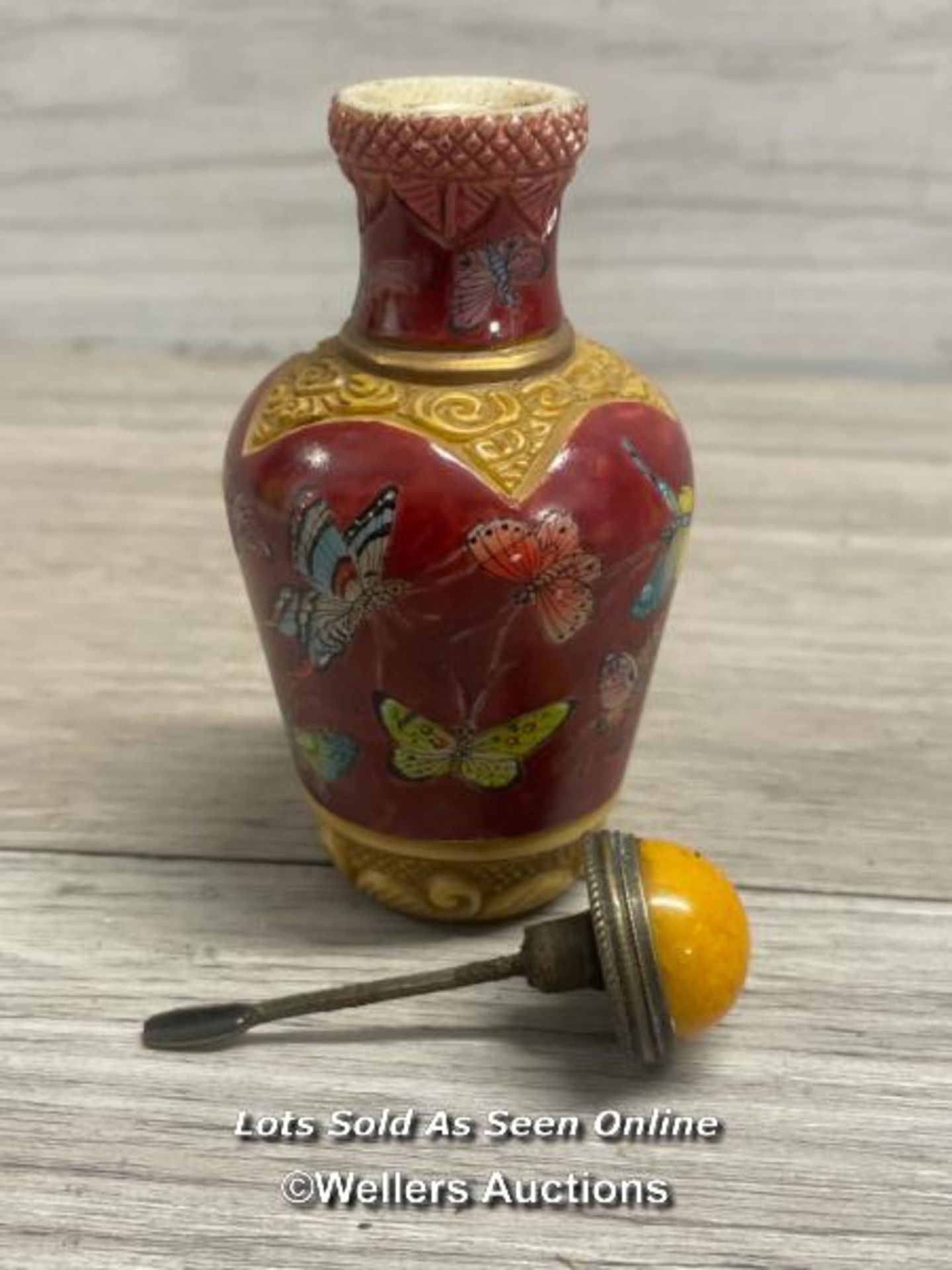 CHINESE SNUFF BOTTLE DECORATED WITH BUTTERFLIES, 9.5CM HIGH - Bild 4 aus 5
