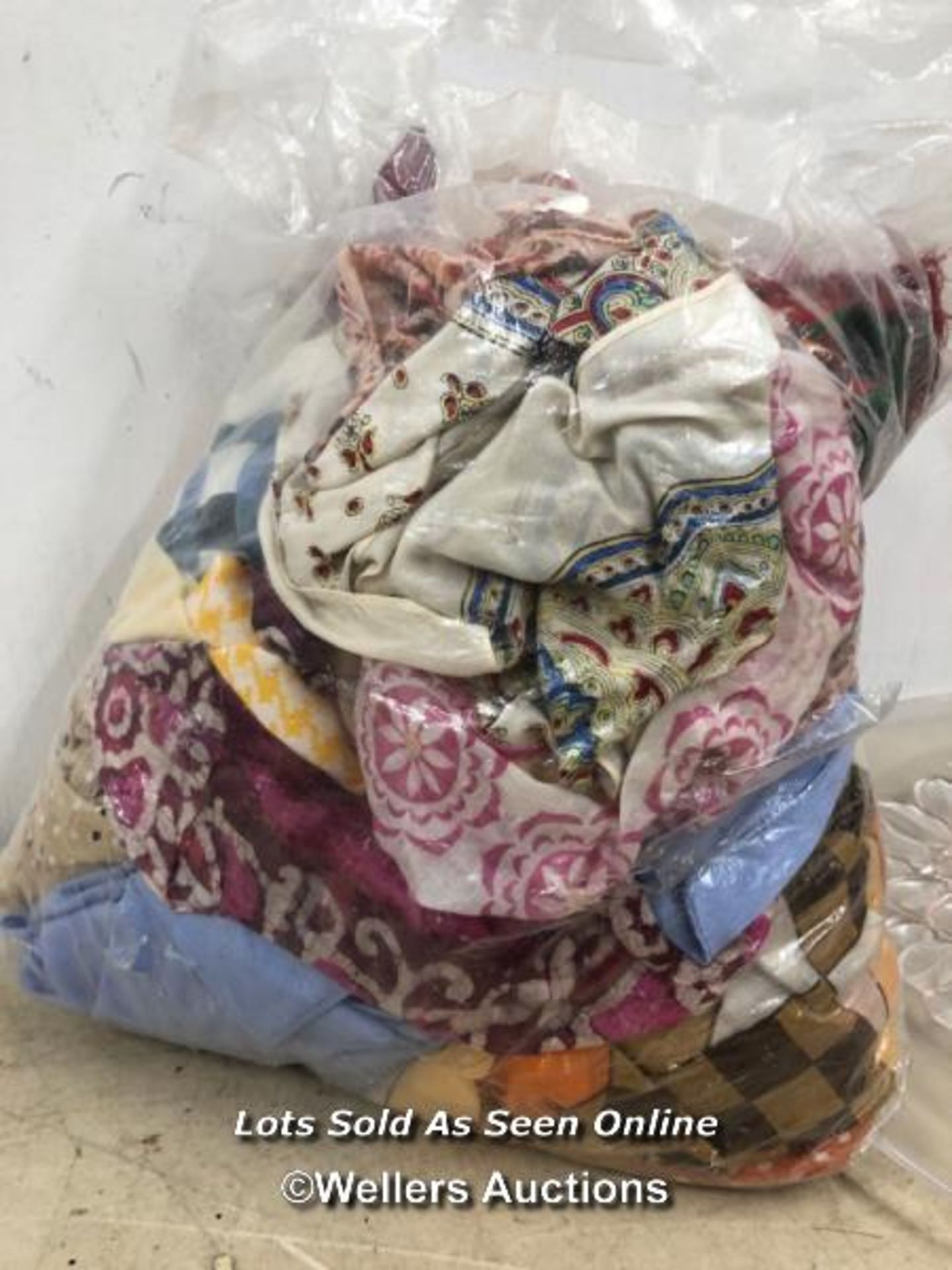 BAG OF SCARVES, ONE GLASS PLATE WITH FLORAL DESIGN - Bild 3 aus 3