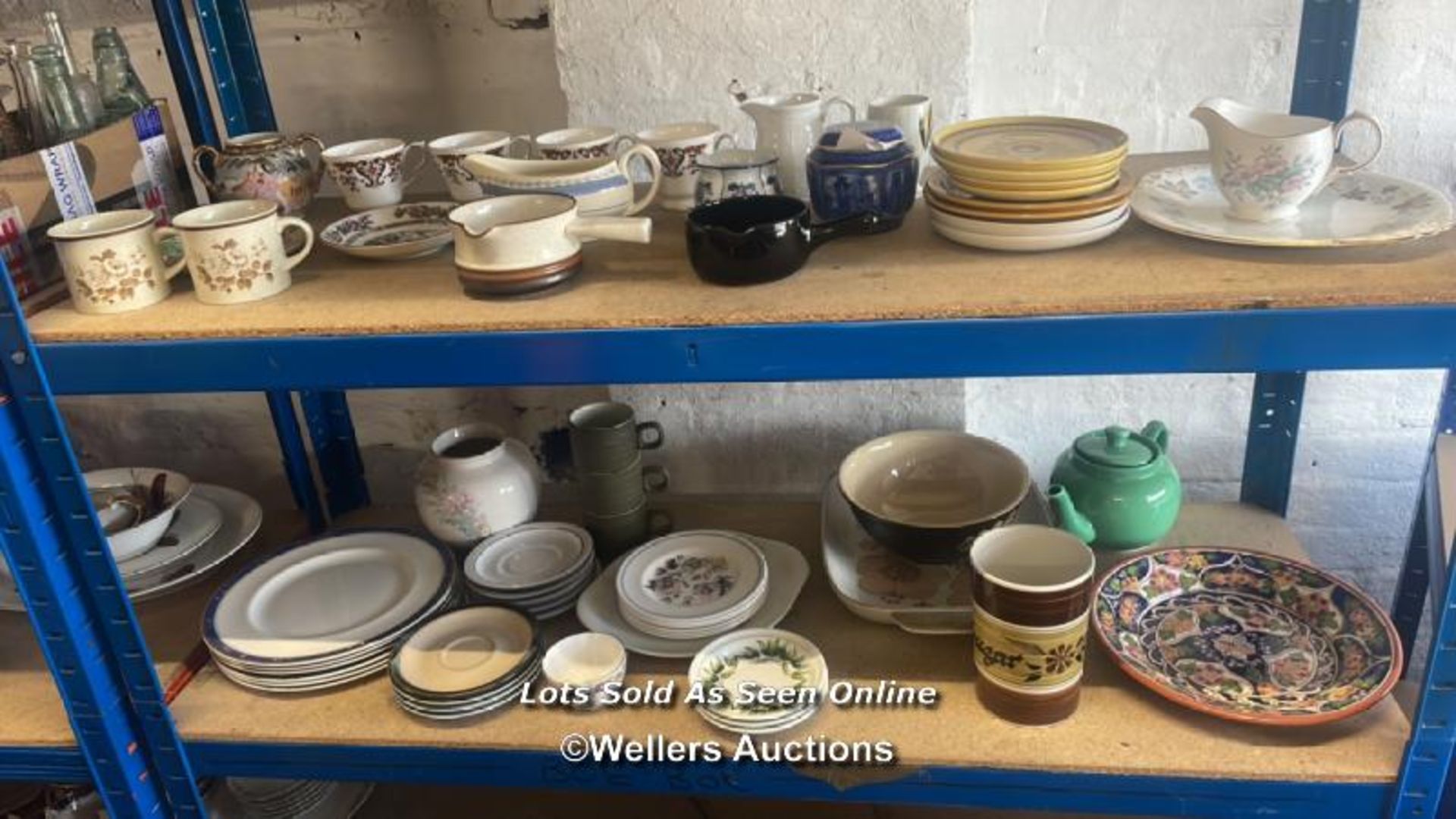 LARGE ASSORTMENT OF TABLEWARE INCLUDING DENBY STONEWARE, ROYAL DOULTON AND STUDIO POTTERY PLATE