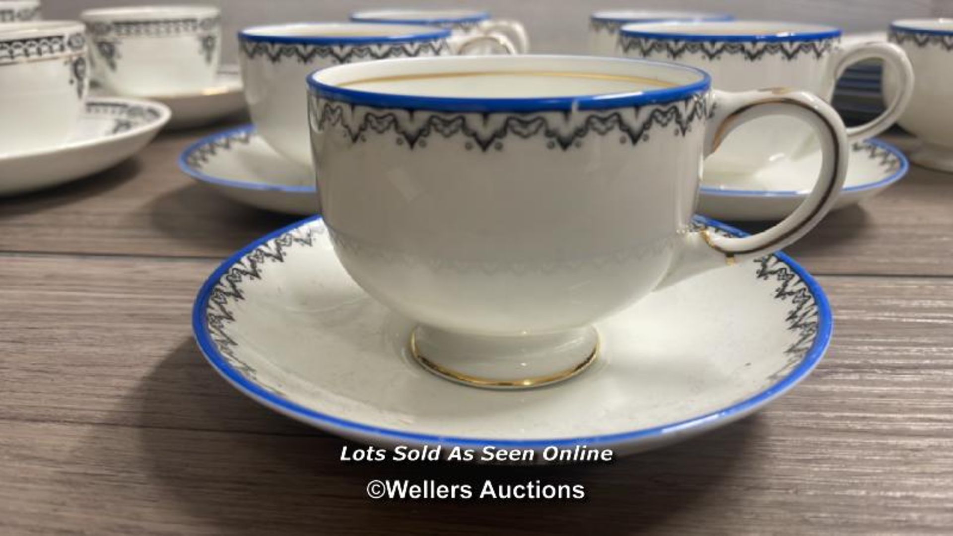 TWO PART TEA SERVICE INCLUDING DIAMOND CHINA AND PARAGON WITH ROYAL WORCESTER "PADU" SIDE PLATES ( - Bild 5 aus 9