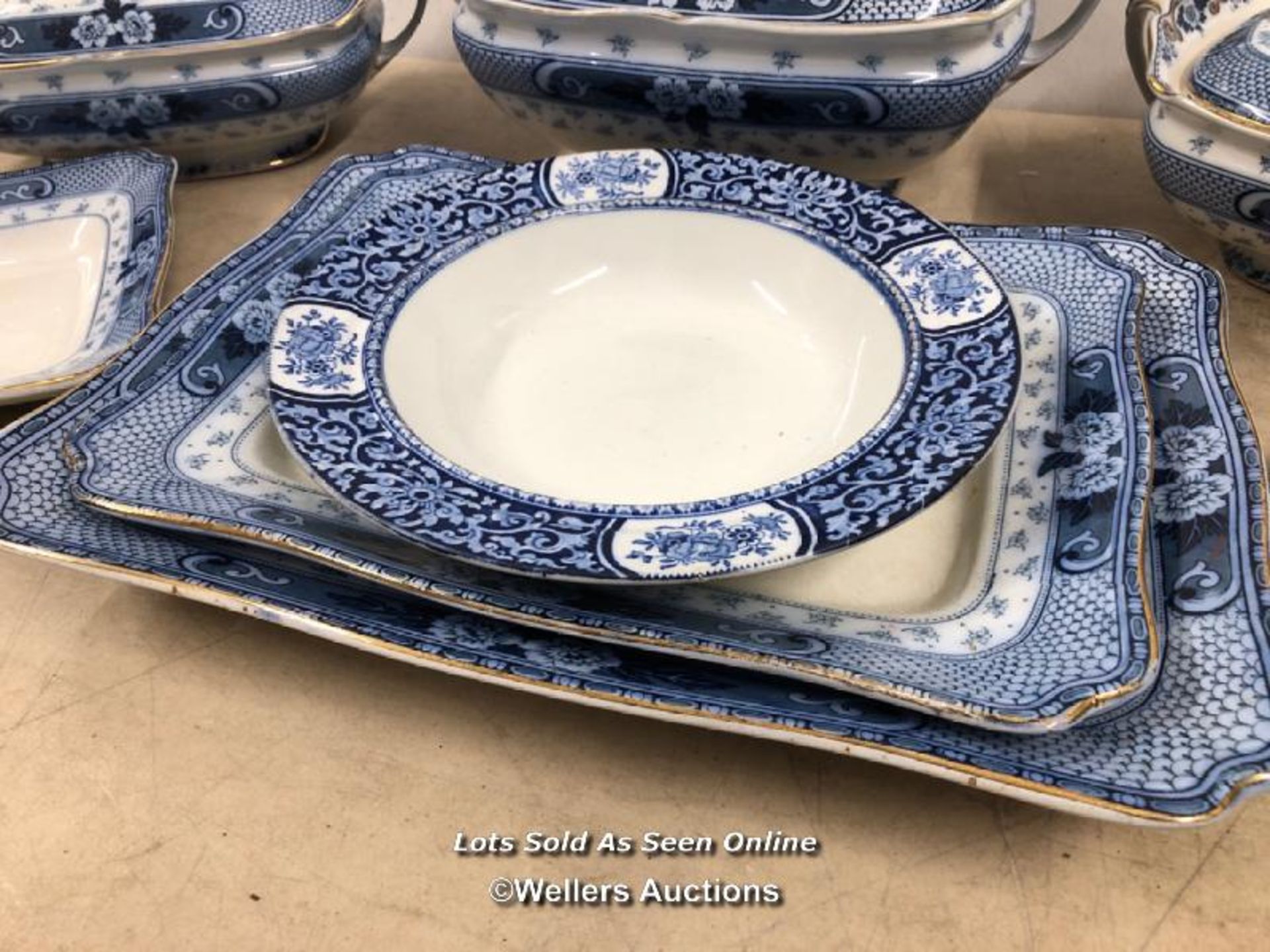 LARGE BLUE AND WHITE DINNER SERVICE BY F & SONS LTD, WEIR, BURSLEM, ENGLAND, APPROX. FIFTY FIVE - Bild 3 aus 9