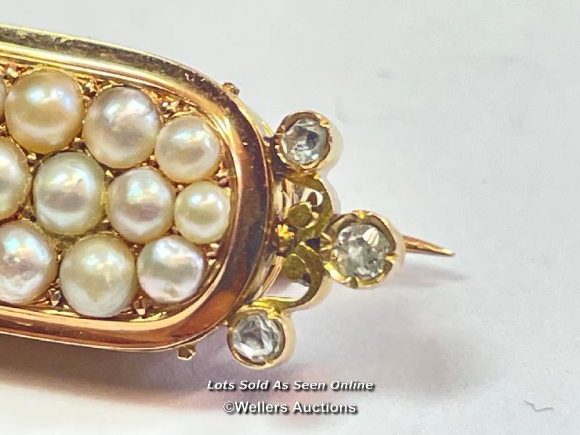 STOCK PIN / BROOCH IN YELLOW METAL WITH THREE ROWS OF SPLIT PEARLS AND ROSE CUT DIAMOND - Image 4 of 5