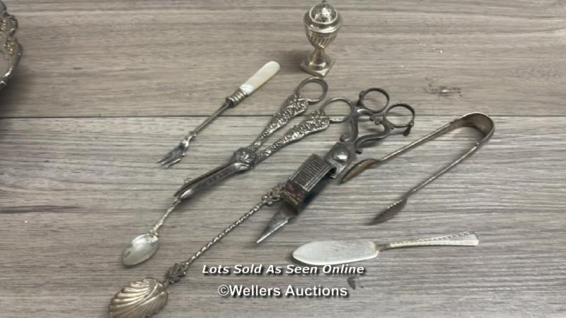 ASSORTED METALWARE INCL. EGG CUP STAND, GRAPE SCISSORS, CANDLE SNUFFER, SUGAR NIPS AND CUTTLERY - Image 6 of 6