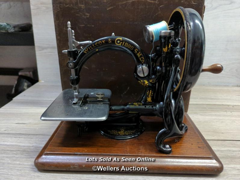 *19TH CENTURY WILLCOX & GIBBS SILENT SEWING MACHINE WITH LOCKABLE BOX / HINGE BROKEN ON TOP, - Image 2 of 9