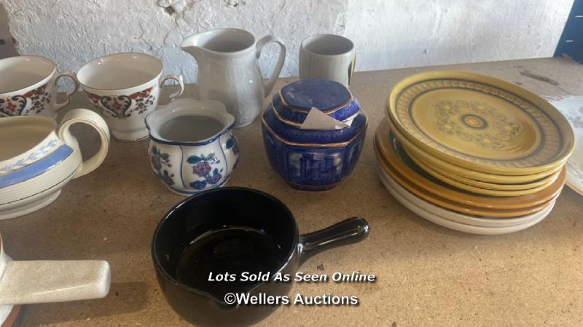LARGE ASSORTMENT OF TABLEWARE INCLUDING DENBY STONEWARE, ROYAL DOULTON AND STUDIO POTTERY PLATE - Image 3 of 7