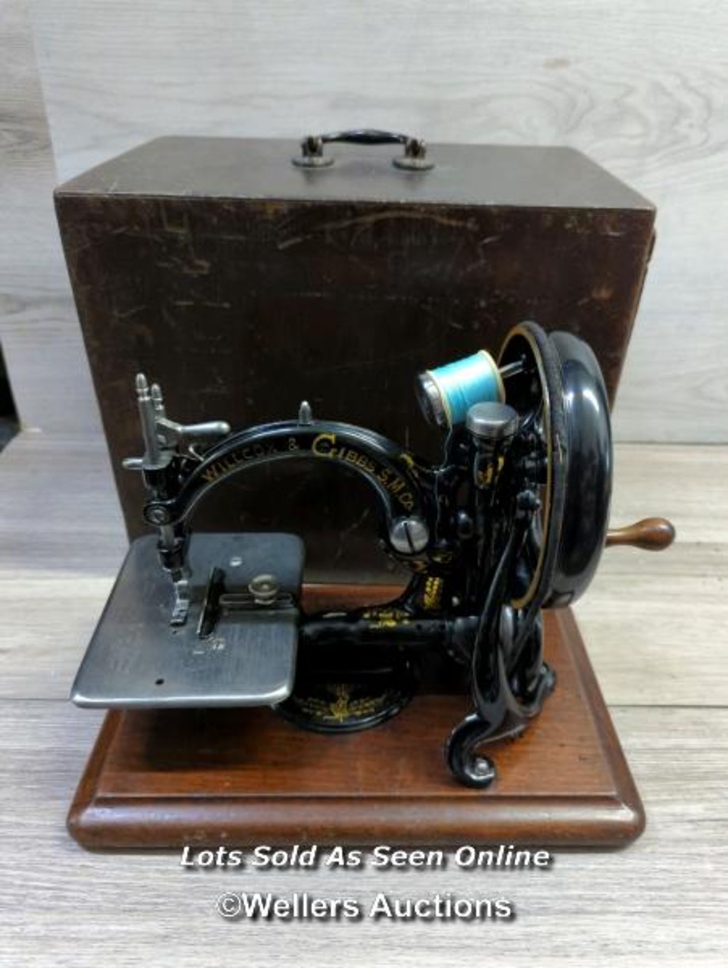 *19TH CENTURY WILLCOX & GIBBS SILENT SEWING MACHINE WITH LOCKABLE BOX / HINGE BROKEN ON TOP,