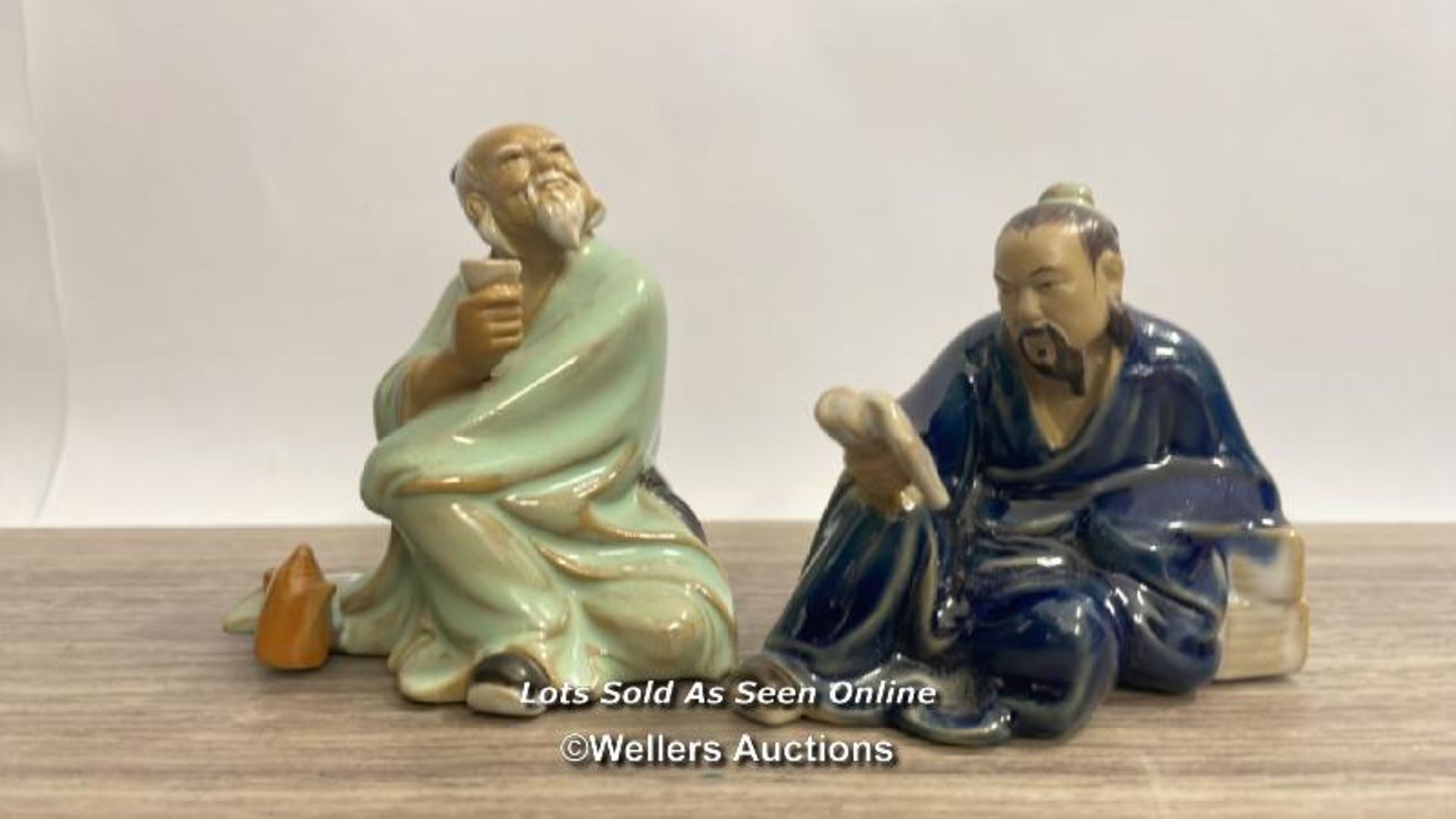 TWO FIGURINES OF ORIENTAL GENTLEMEN, TALLEST 8.5CM HIGH