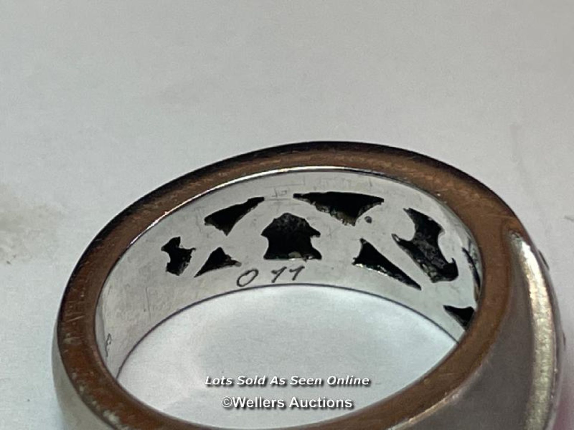 WHITE GOLD RING SET WITH NINE DIAMOND ACCENTS, PART POLISHED PART MATT FINISHED, STAMPED 750, RING - Image 3 of 7