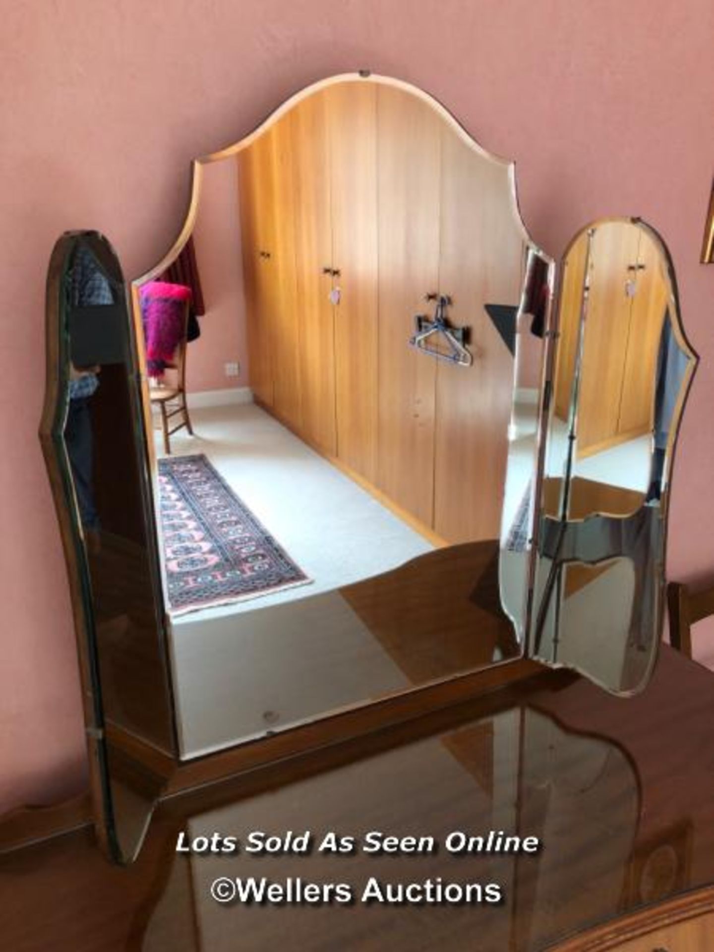 ANTIQUE FIVE DRAWER DRESSING TABLE WITH GLASS TOP AND FOLDING MIRROR, 117 X 78 X 50CM, MADE BY THE - Image 2 of 4