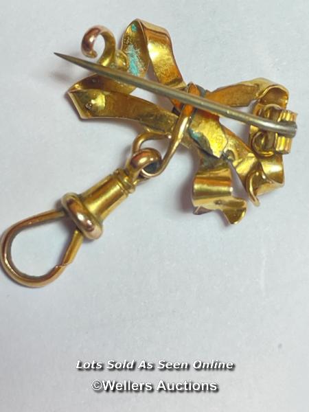 BOW BROOCH IN YELLOW METAL WITH 9CT GOLD SWIVEL CLASP AND A SPLIT PEARL STOCK PIN BROOCH (2) - Image 3 of 5