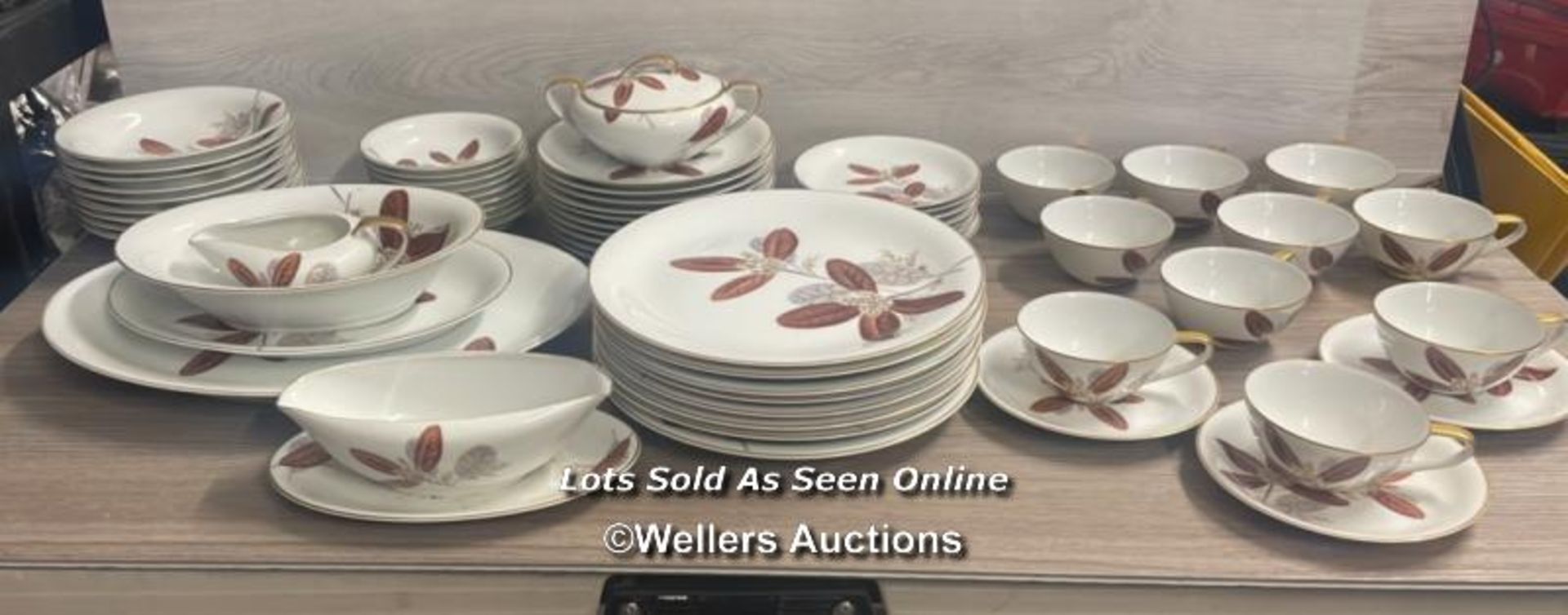 A PART NORITAKE CHINA TABLE SERVICE INCLUDING PLATES, SERVING DISHES & CUPS (62) - Bild 2 aus 12